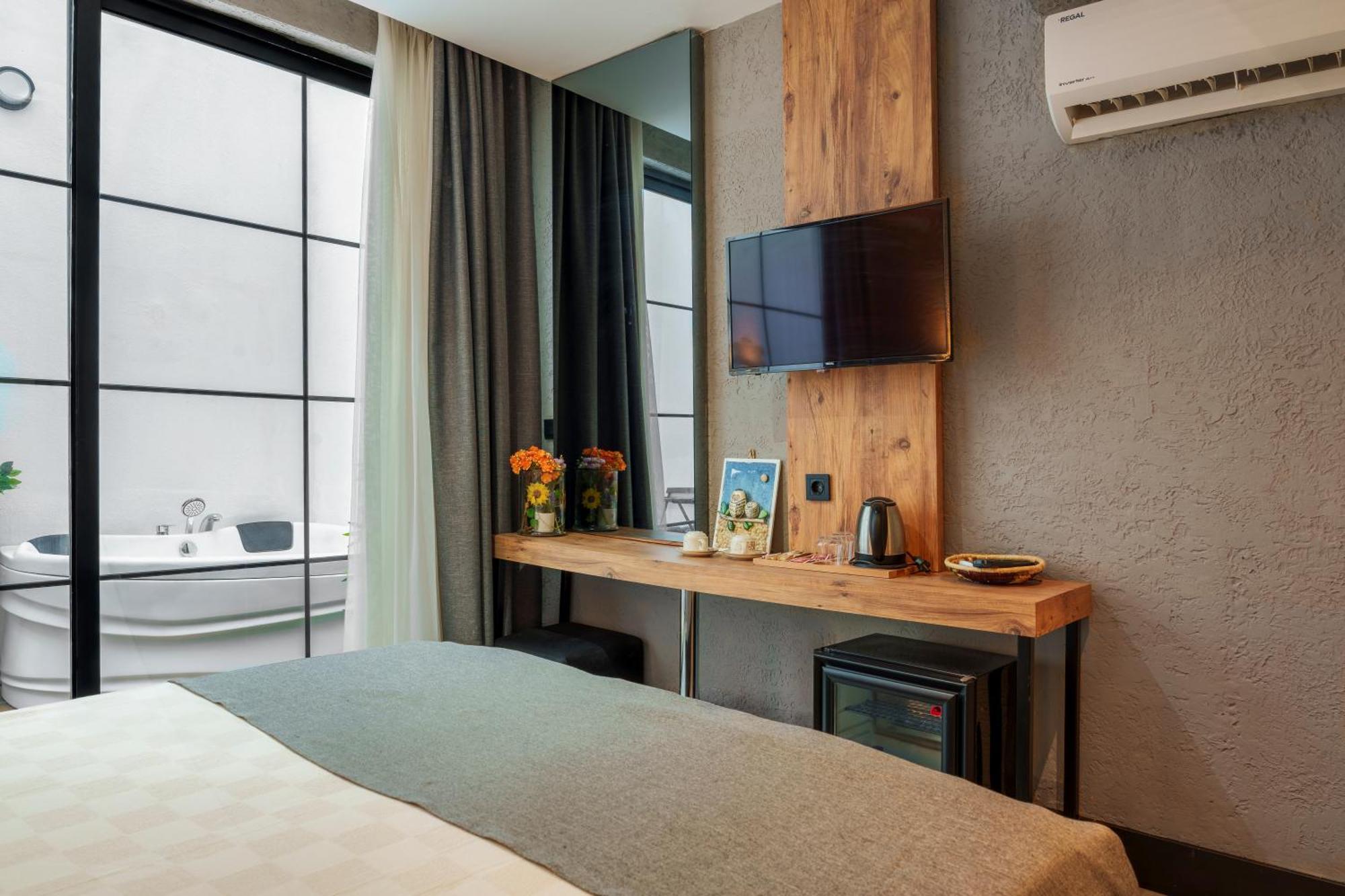 Suite with Hot Tub