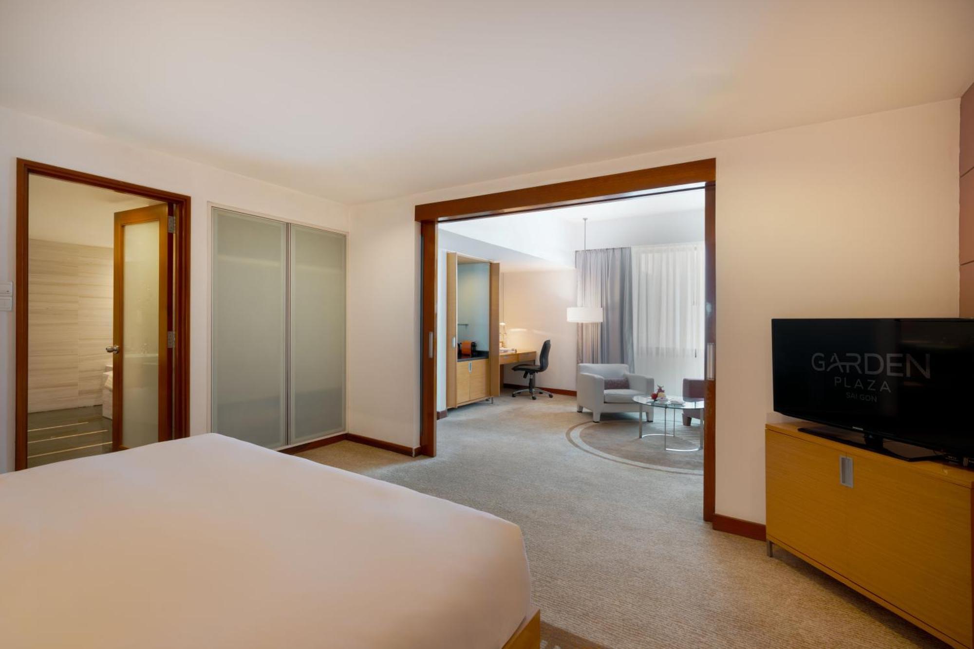 Executive Suite Airport Transfers 4 Pieces of Laundry Daily Evening Cocktail B
