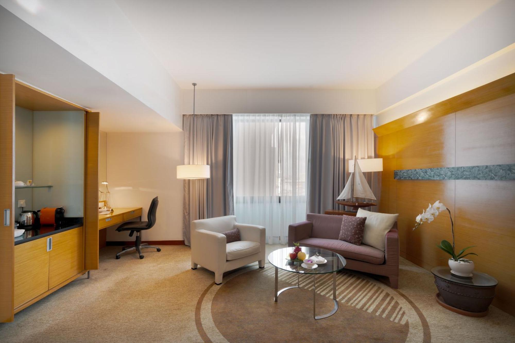 Executive Suite Airport Transfers 4 Pieces of Laundry Daily Evening Cocktail B