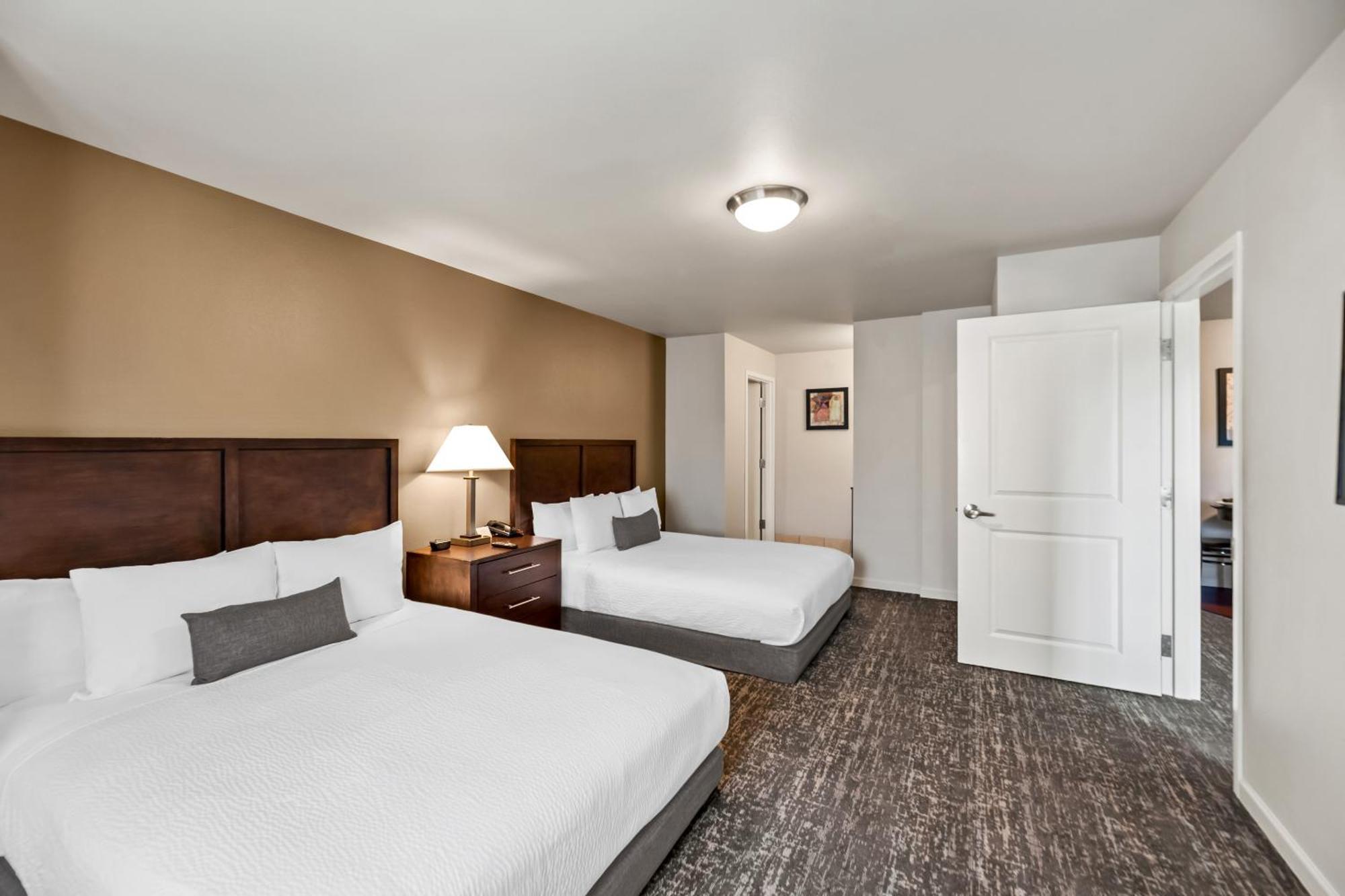Deluxe Queen Suite
