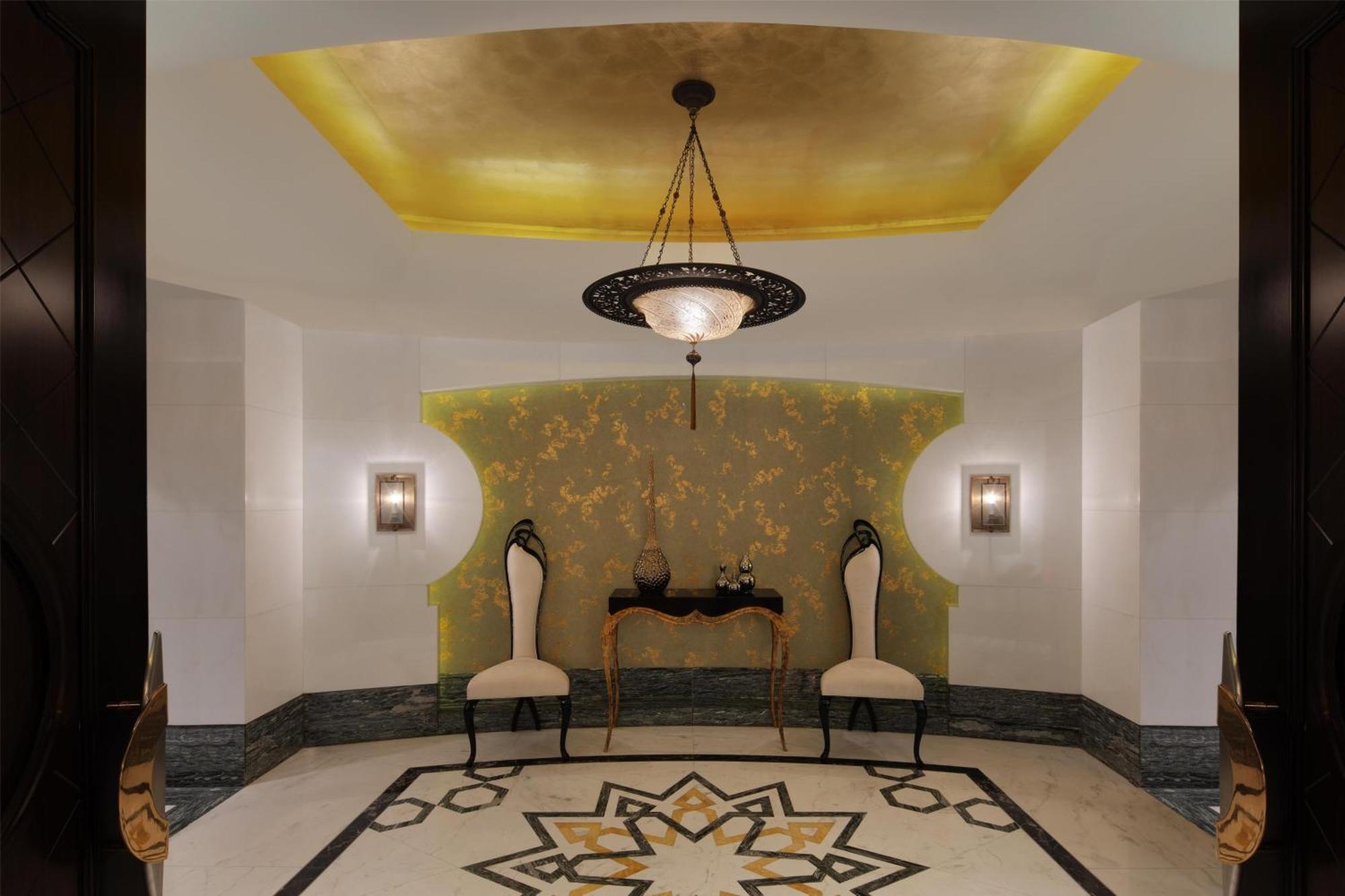 Royal Suite Lounge access