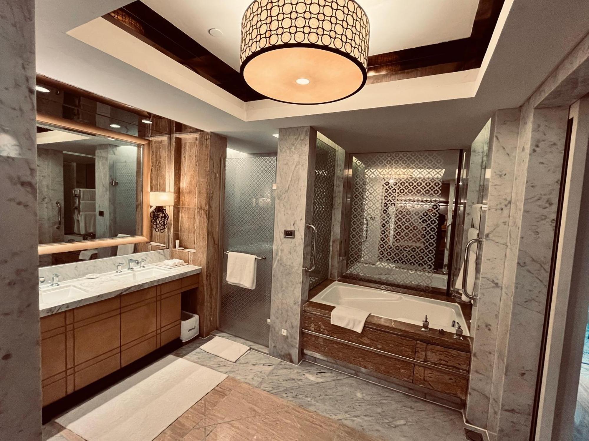 Towers Larger Guest room 1 King or 2 Twin or Single Beds