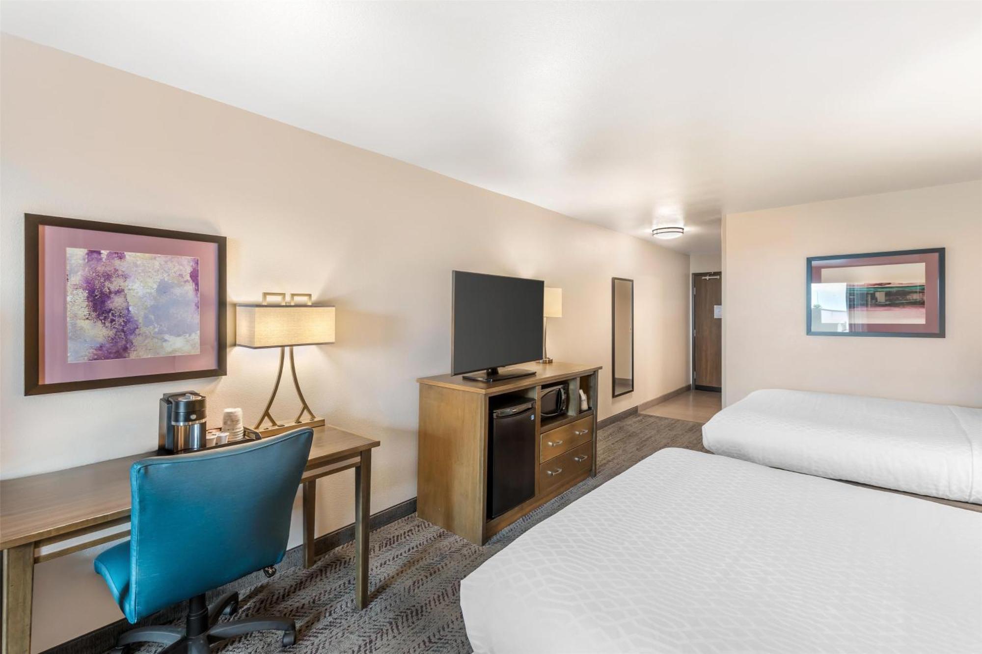 Queen Suite with Two Queen Beds and Bath Tub - Mobility Access