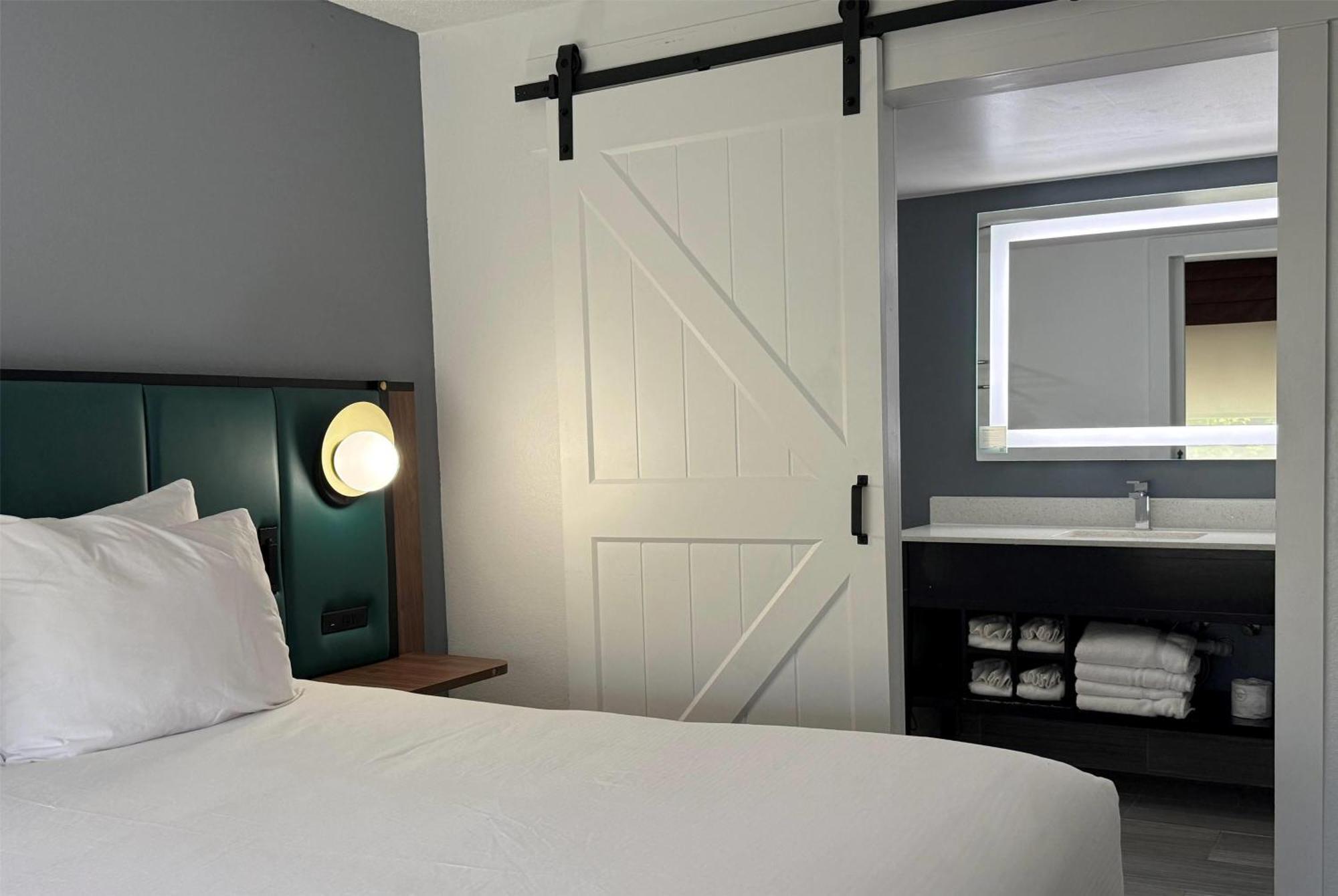 One-Bedroom King Suite - Non Smoking