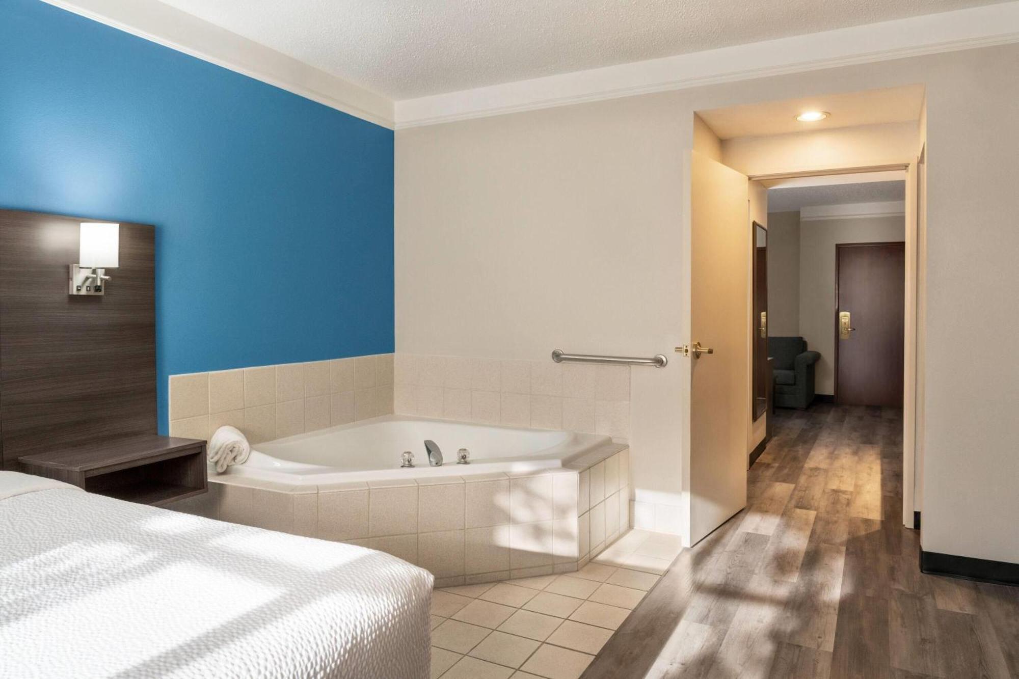 One-Bedroom Deluxe King Suite - Non-Smoking