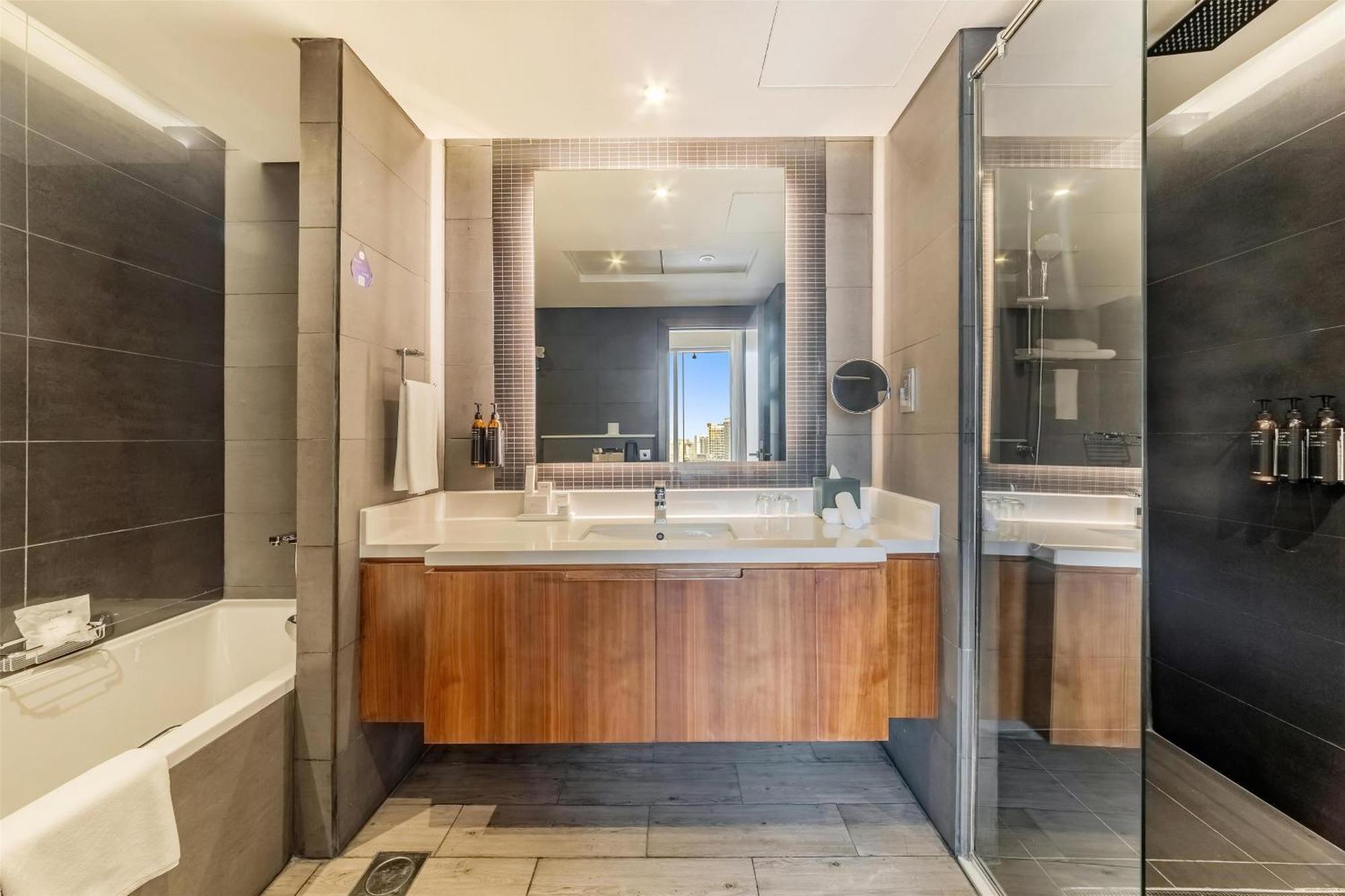 One-Bedroom Suite Lounge Access