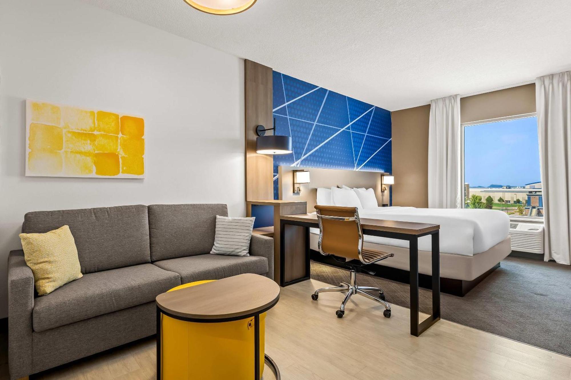 King Suite with Sofa bed - Disability Access/Non Smoking/Interior Hall