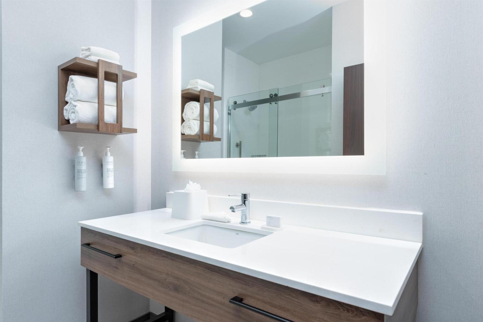 King Room with Bath Tub - Disability Access