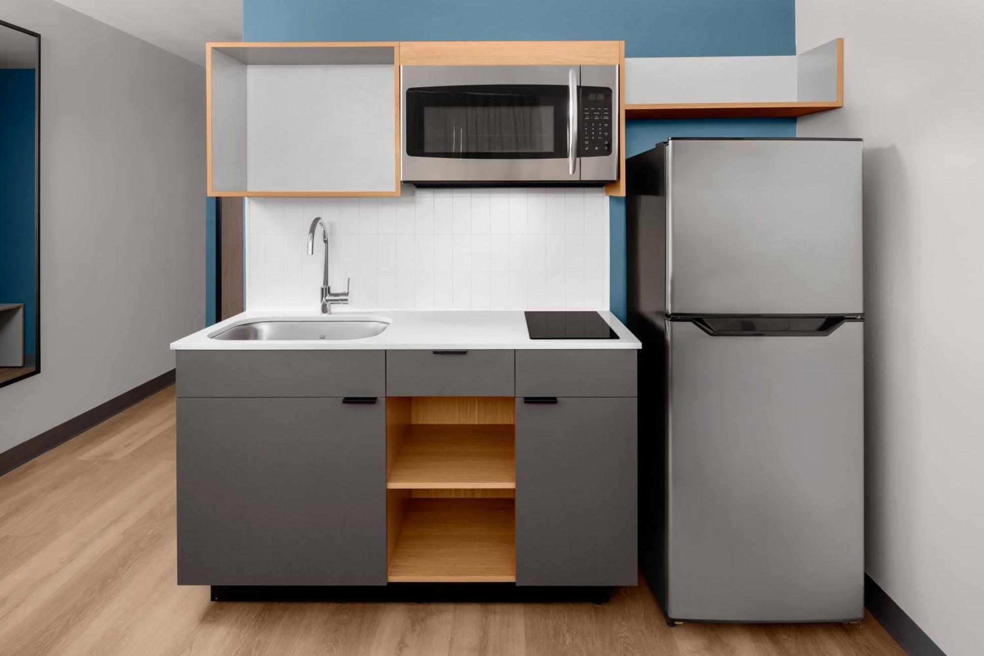 Studio Queen Room with Two Queen Beds and Adapted Tub – Mobility Accessible