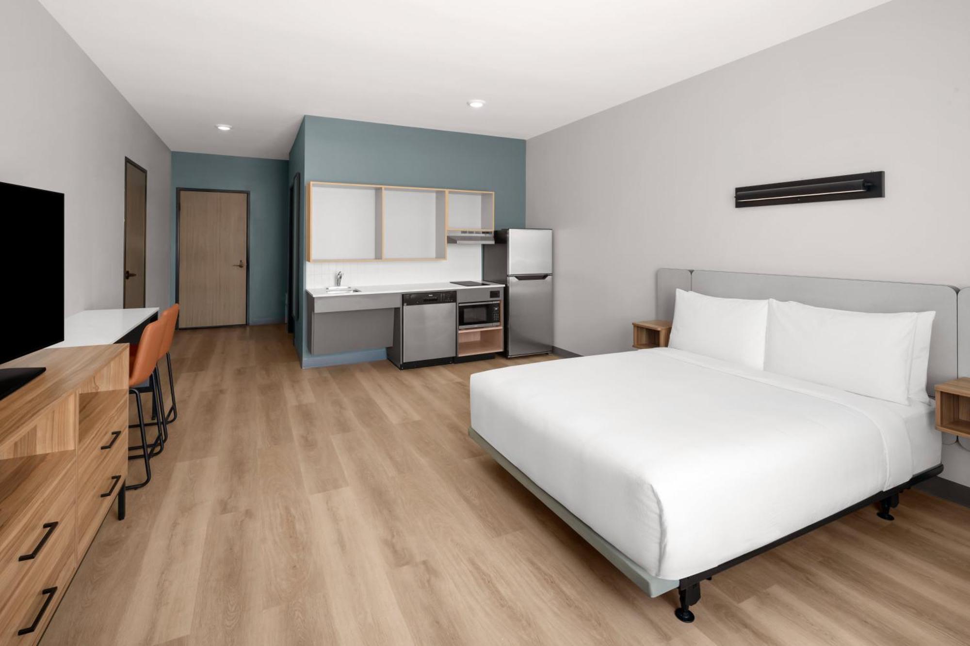 Studio Queen Room with Adapted Tub – Mobility Accessible