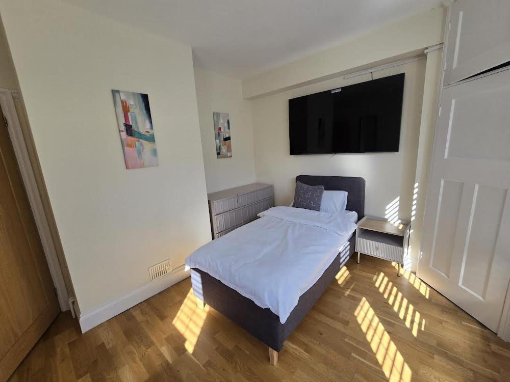 Six-Bedroom House,1703649130:JPEG