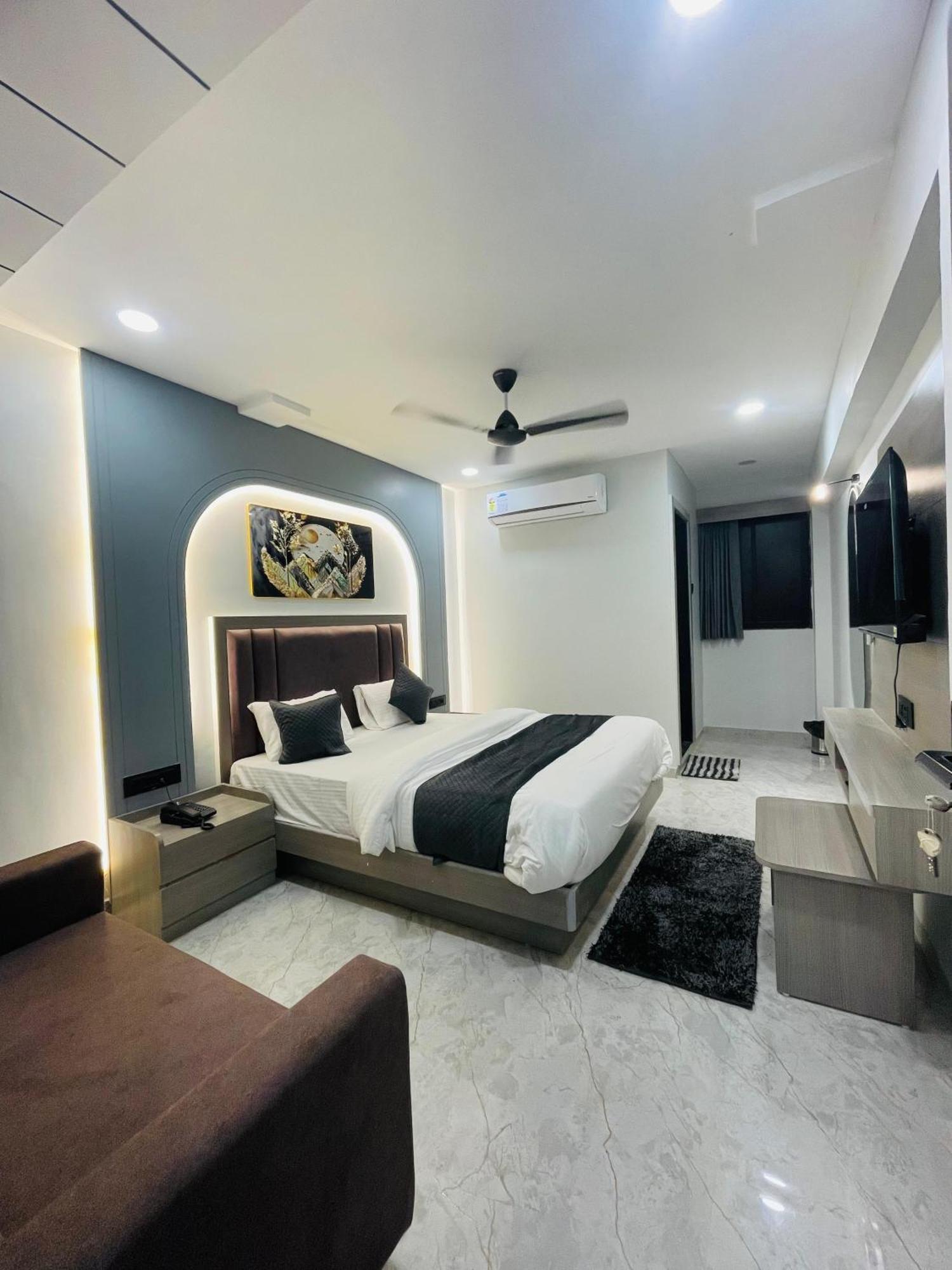 Family Room with Shower,1704744507:JPEG