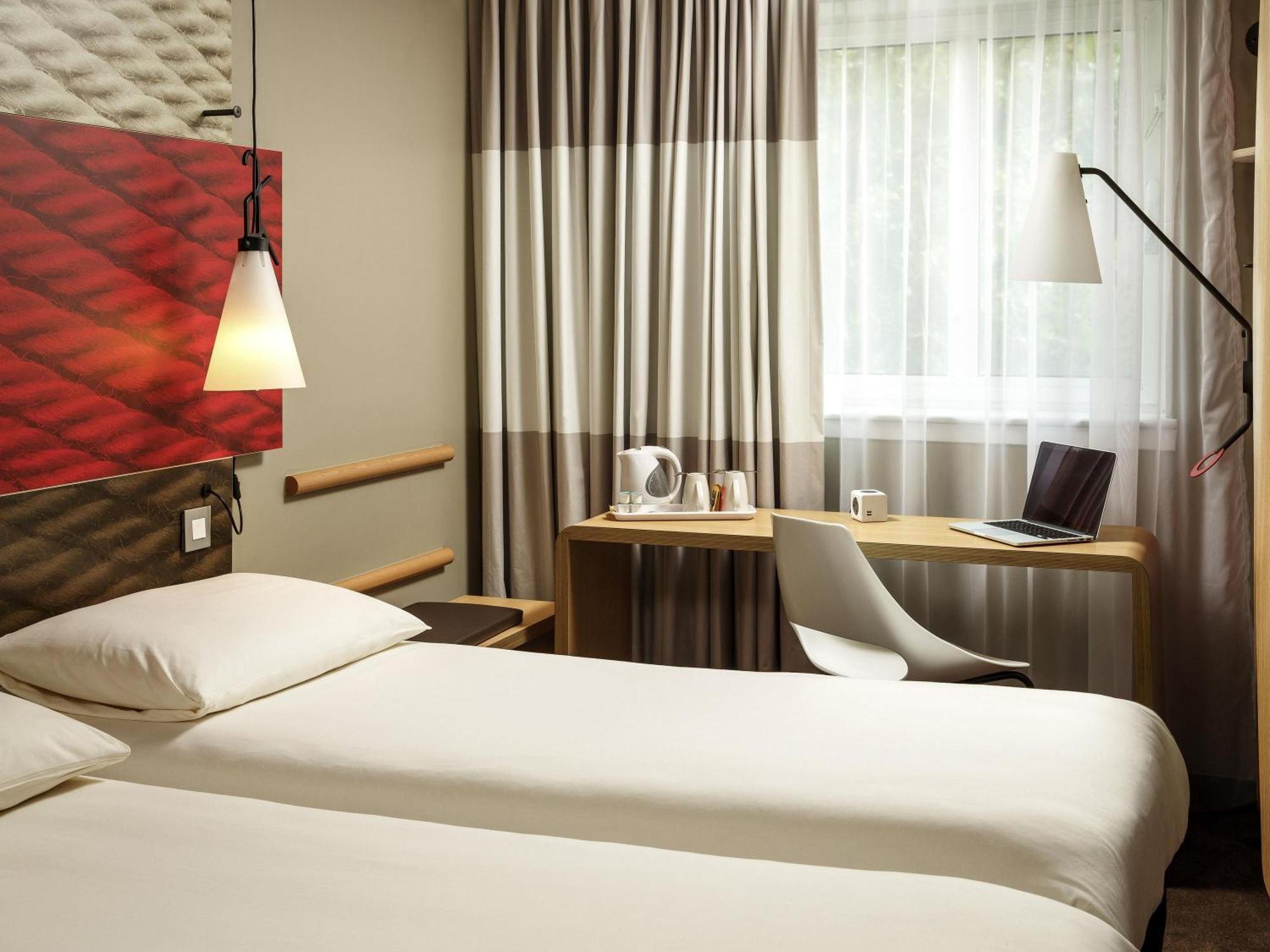 Standard Twin Room Disability Access