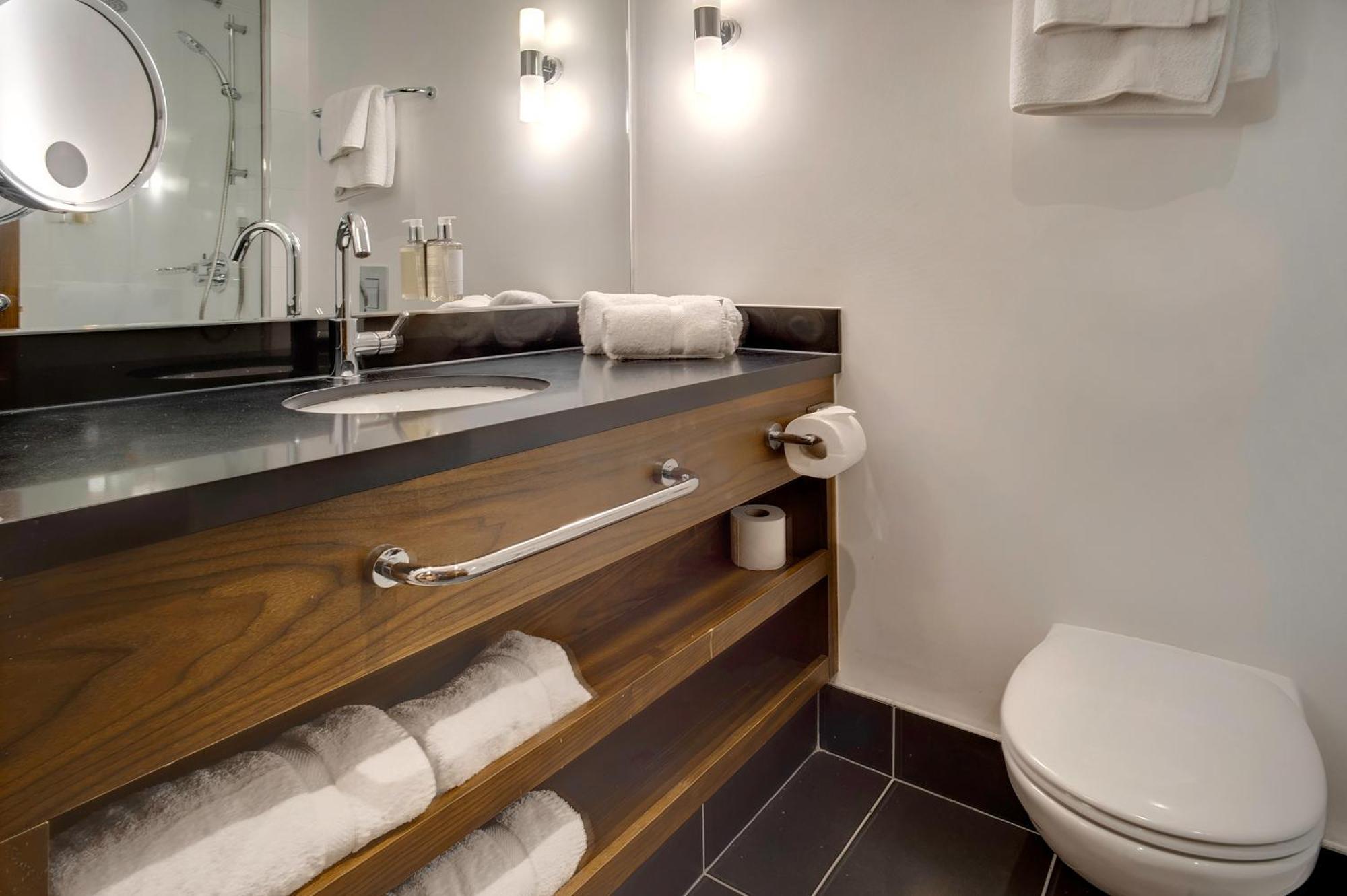 Standard Room 1 King Bed