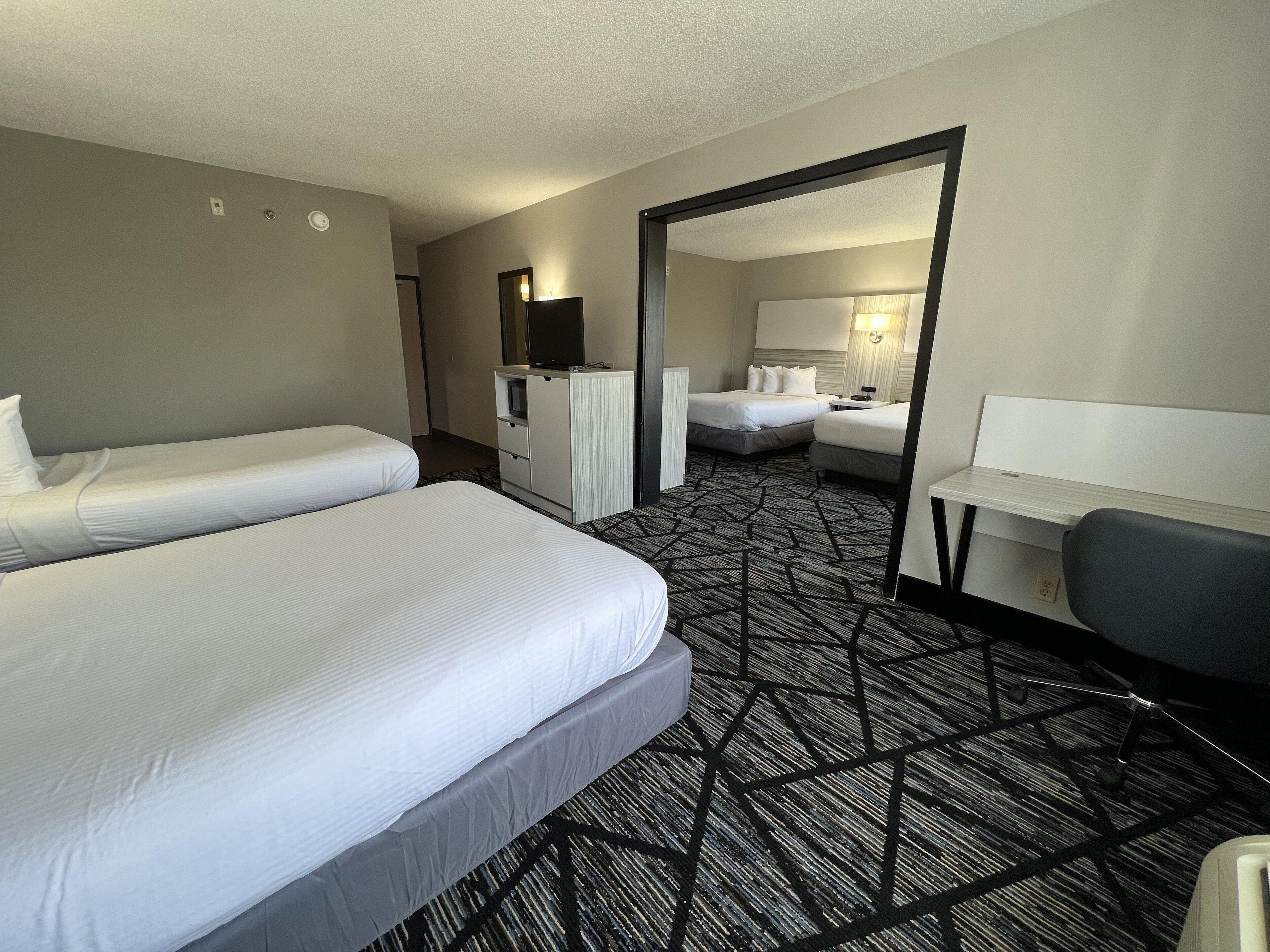 4 Double Beds Studio Suite Non-Smoking