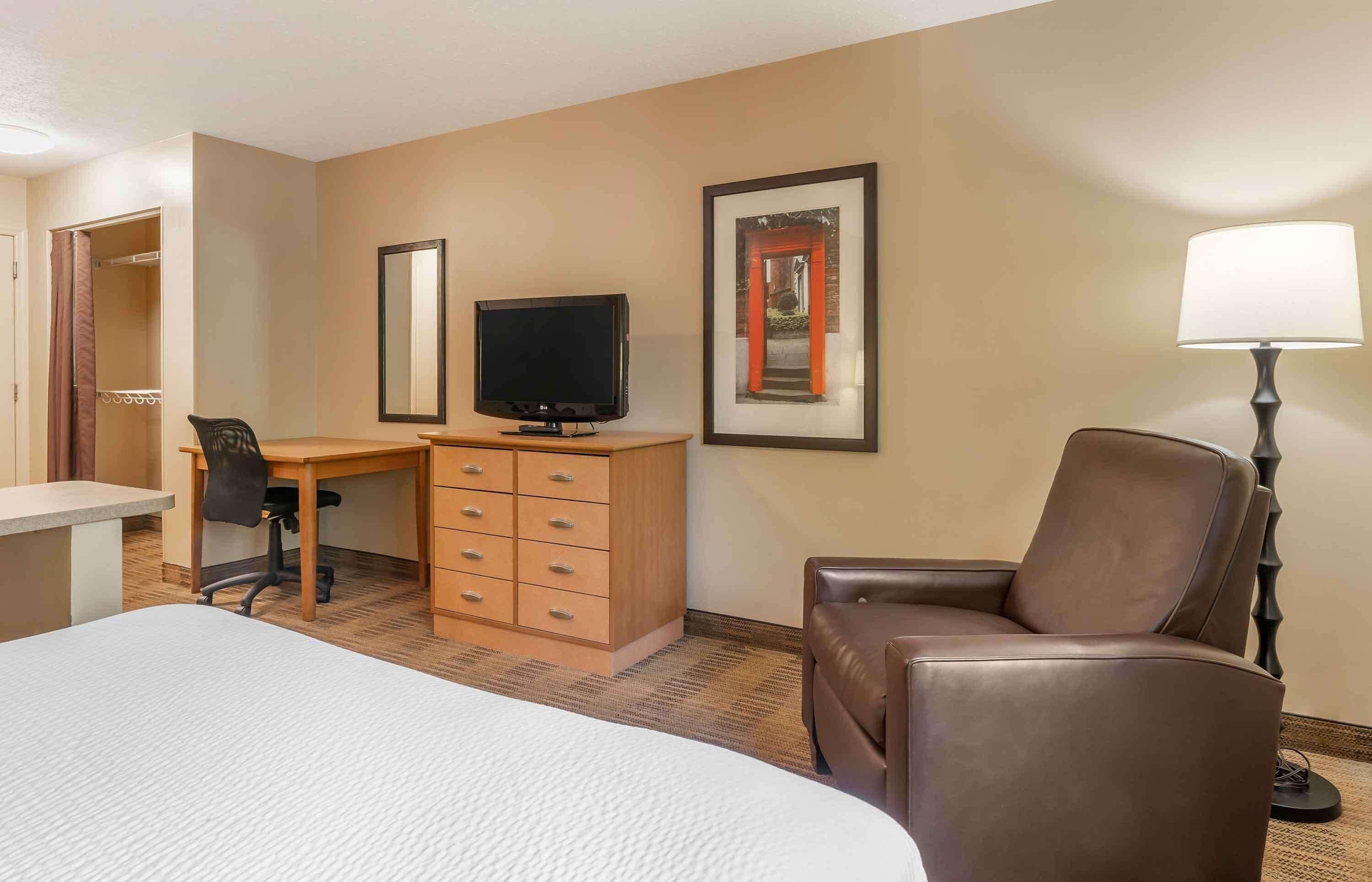1 QUEEN BED | NON-SMOKING KITCHEN SOFA-BED