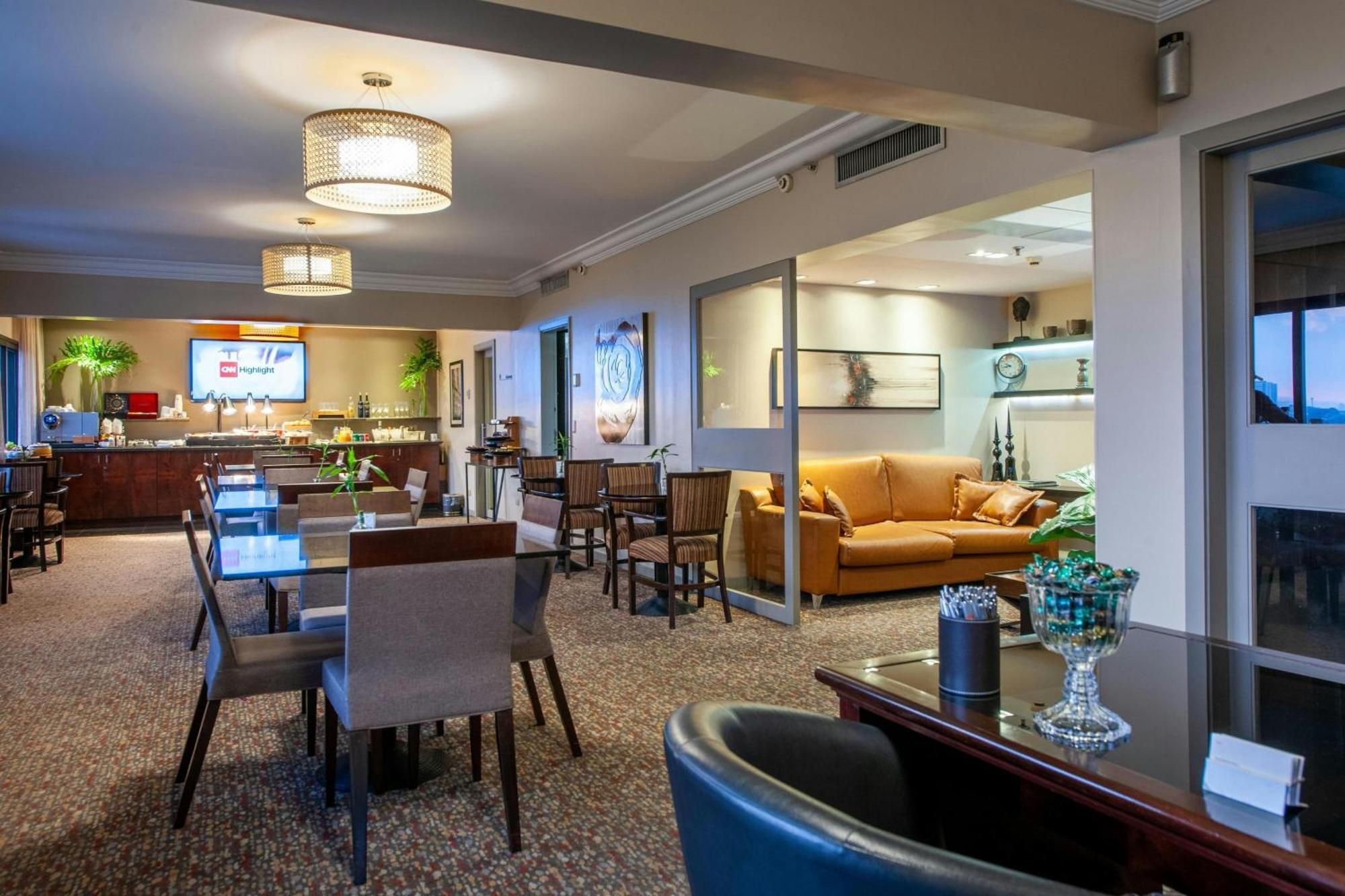 Junior King Suite Lounge Access