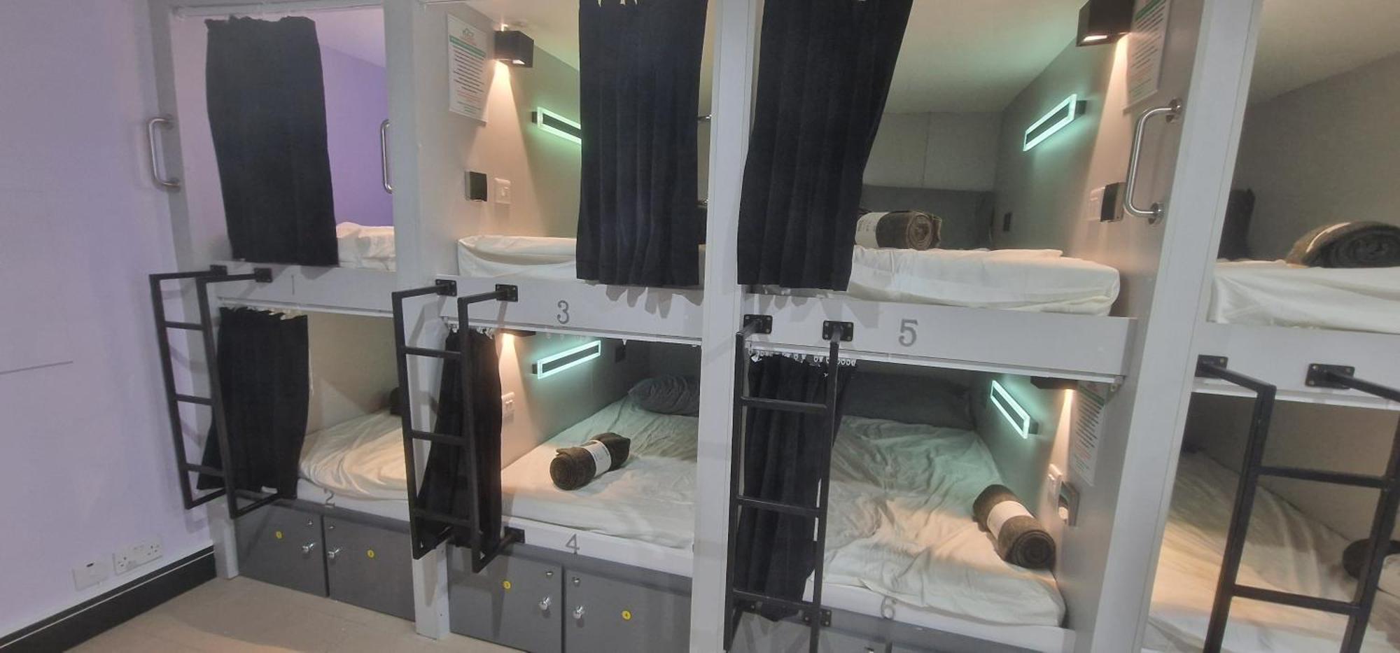 Sleeping Pod Mixed Dormitory Room