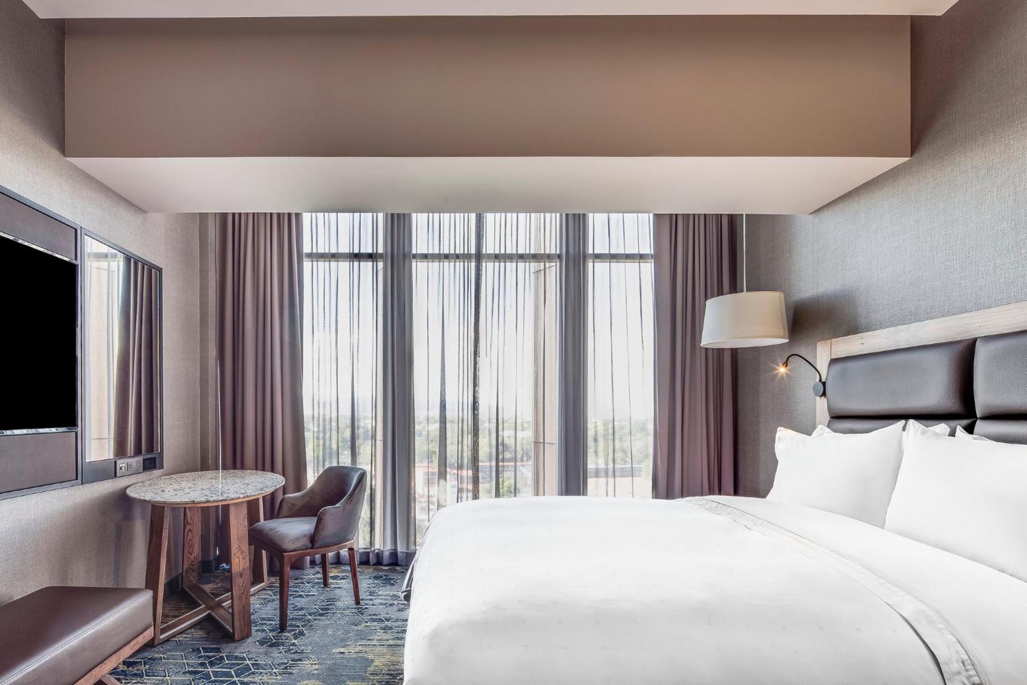 Deluxe Room 1 King