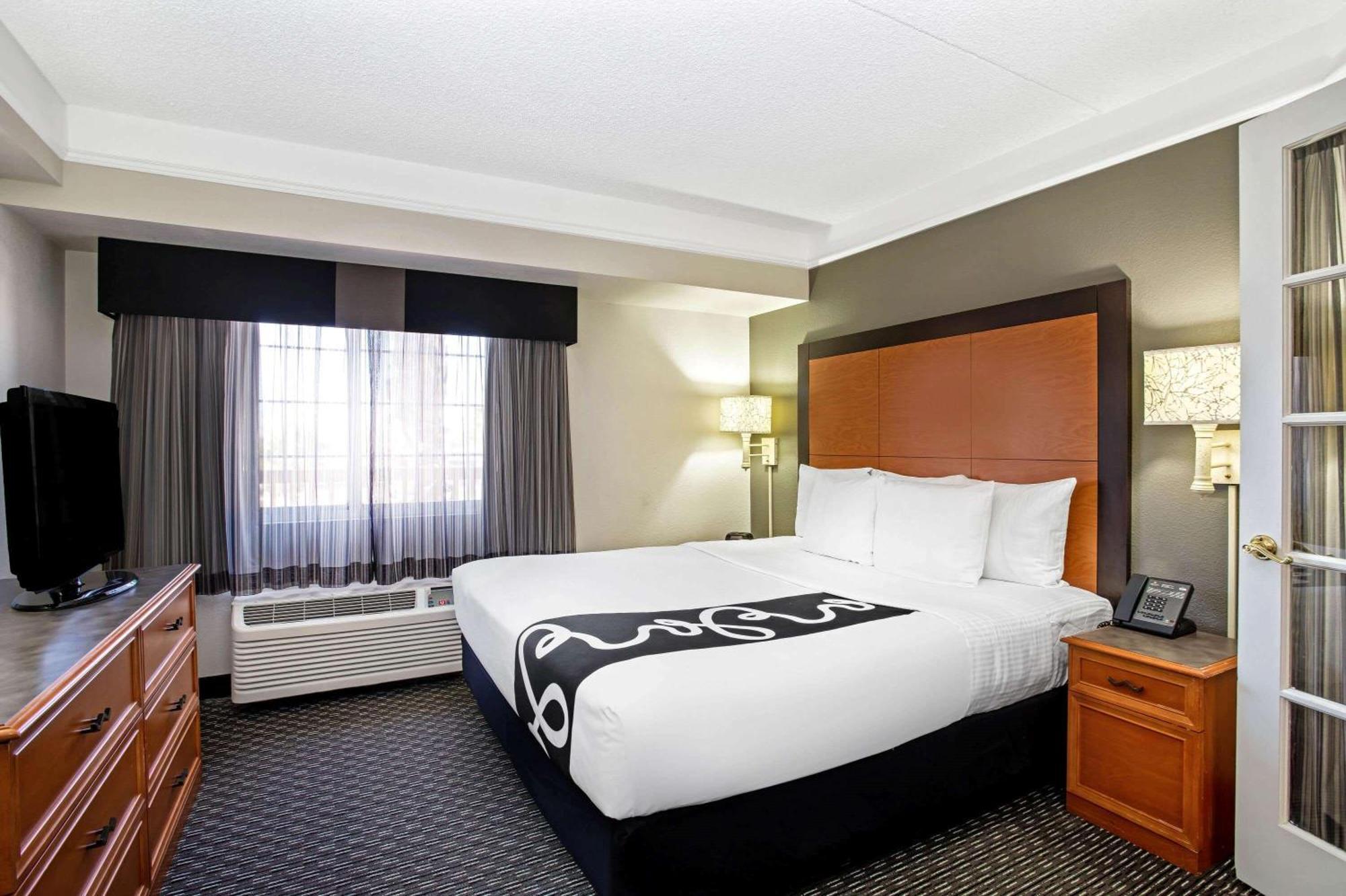 One-Bedroom King Suite Non-Smoking