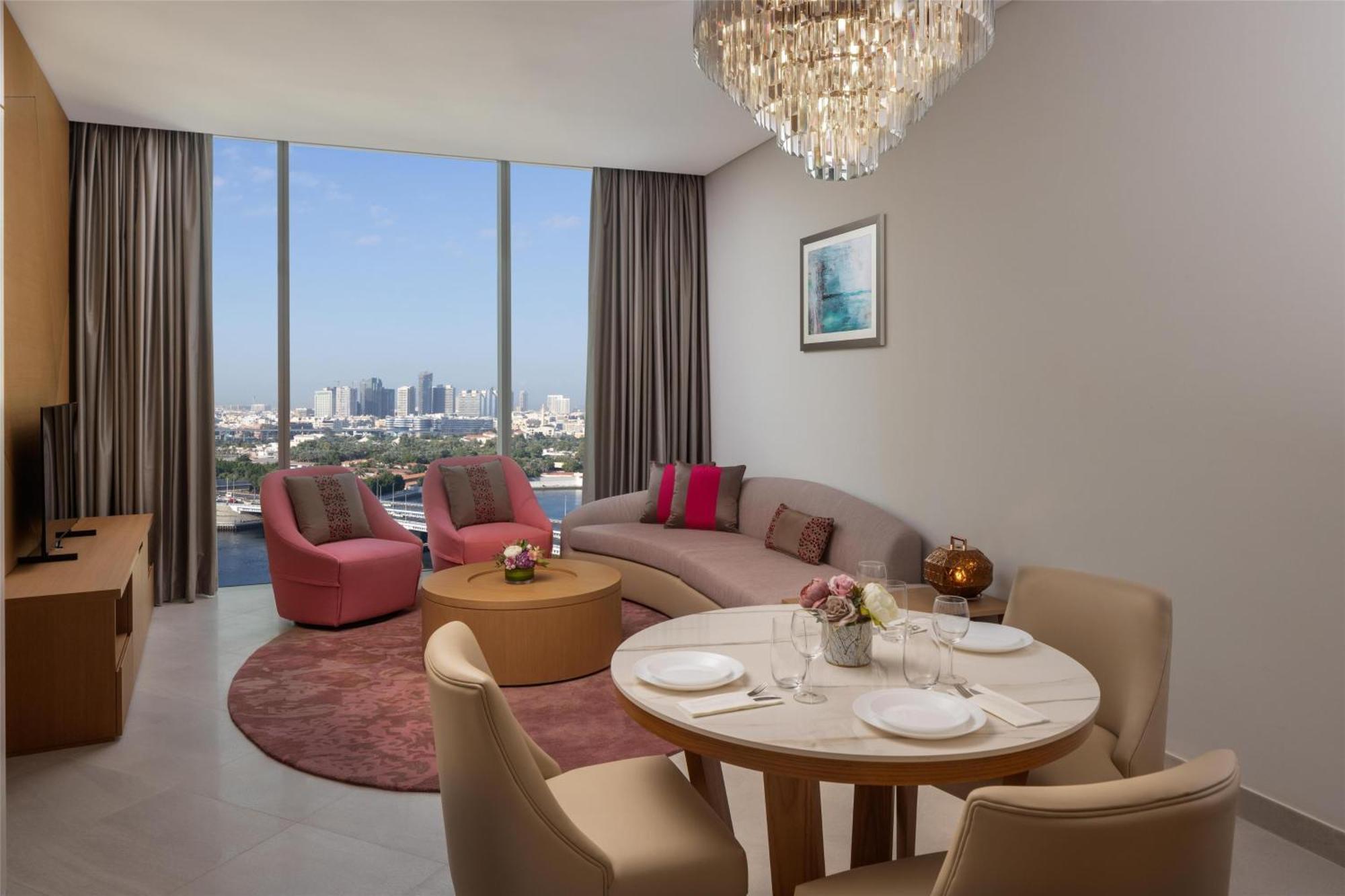 One-Bedroom King Apartment Creek View