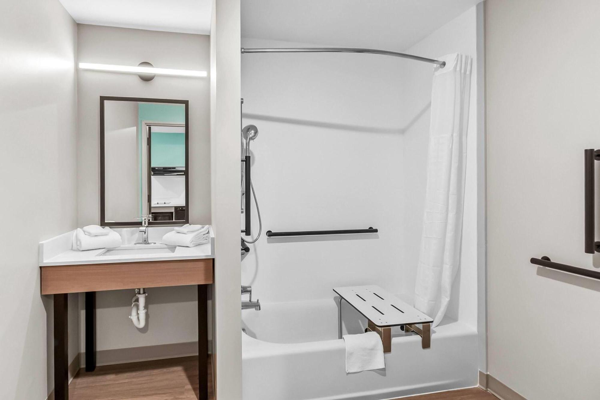 Queen Room Two Queen Beds Mobility Access Bathtub Grab Bars Non-Smoking