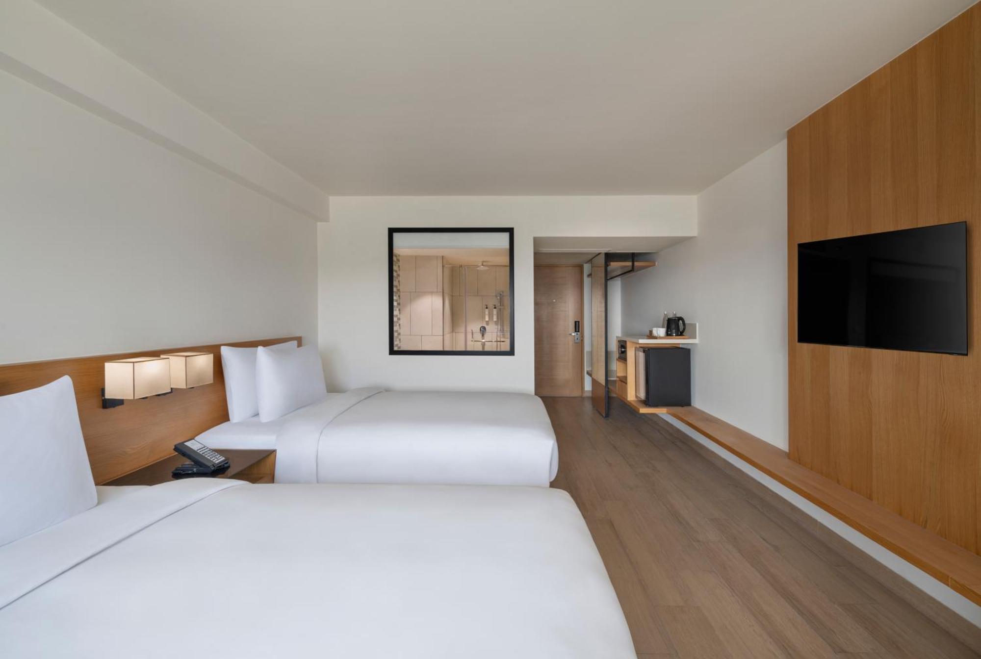 Premium Larger Twin Room with Two Twin Beds, Airport View and City View: Enjoy 15% discount on F&B and Laundry services