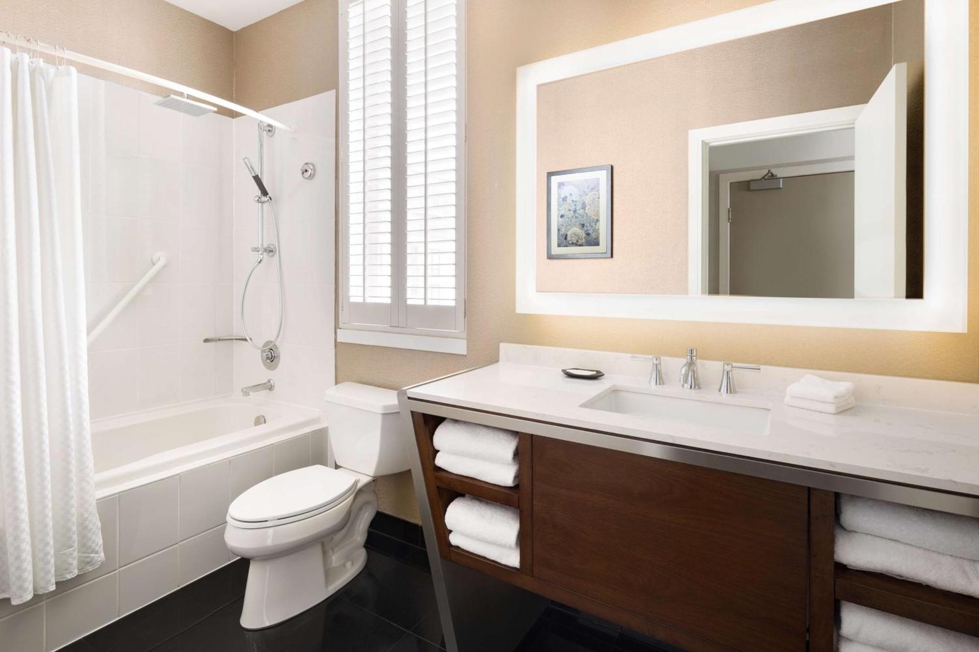 Queen Studio Suite with City View