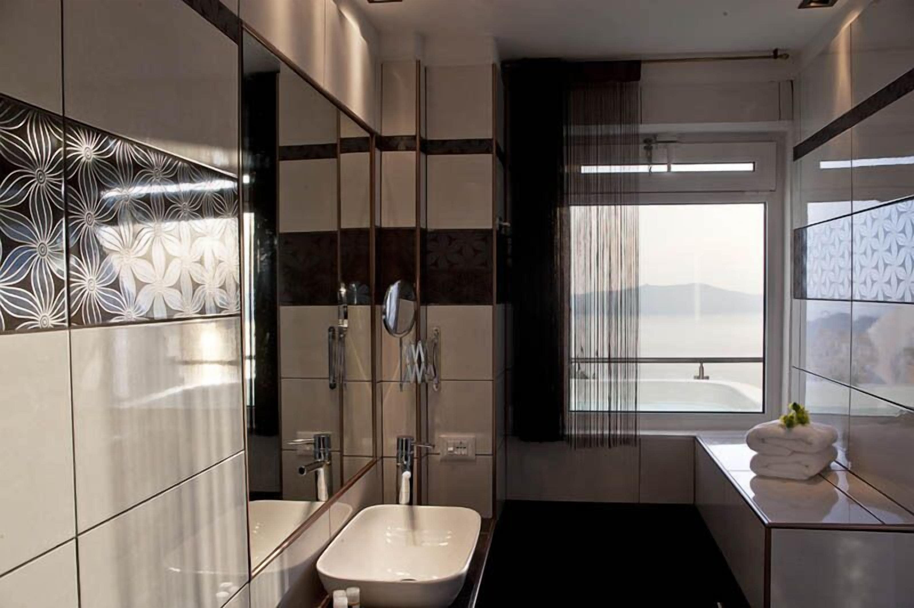Venus Suite Hot Tub Caldera View