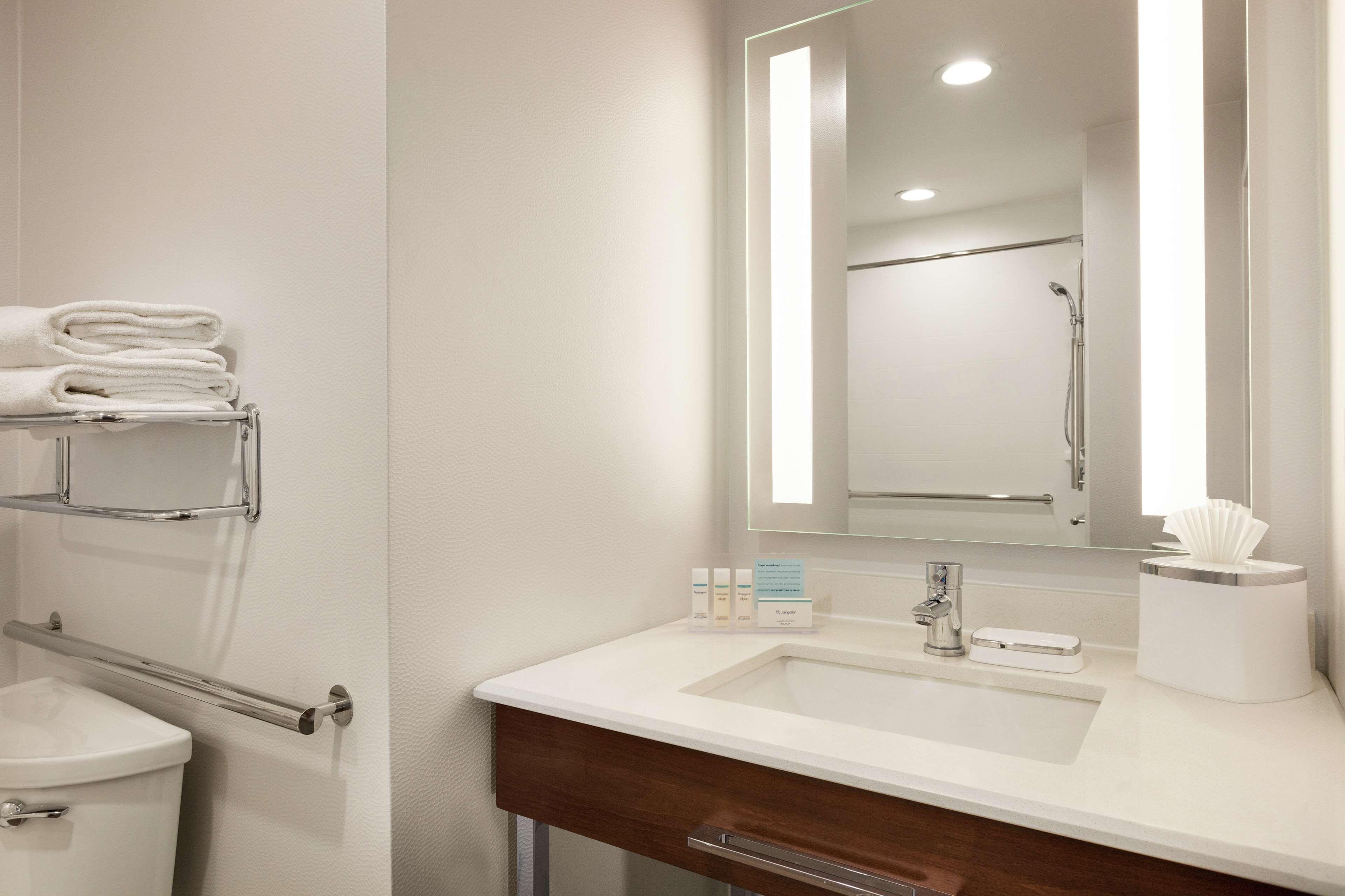 King Room Accessible Tub Mobility Hearing Access or Non-Smoking