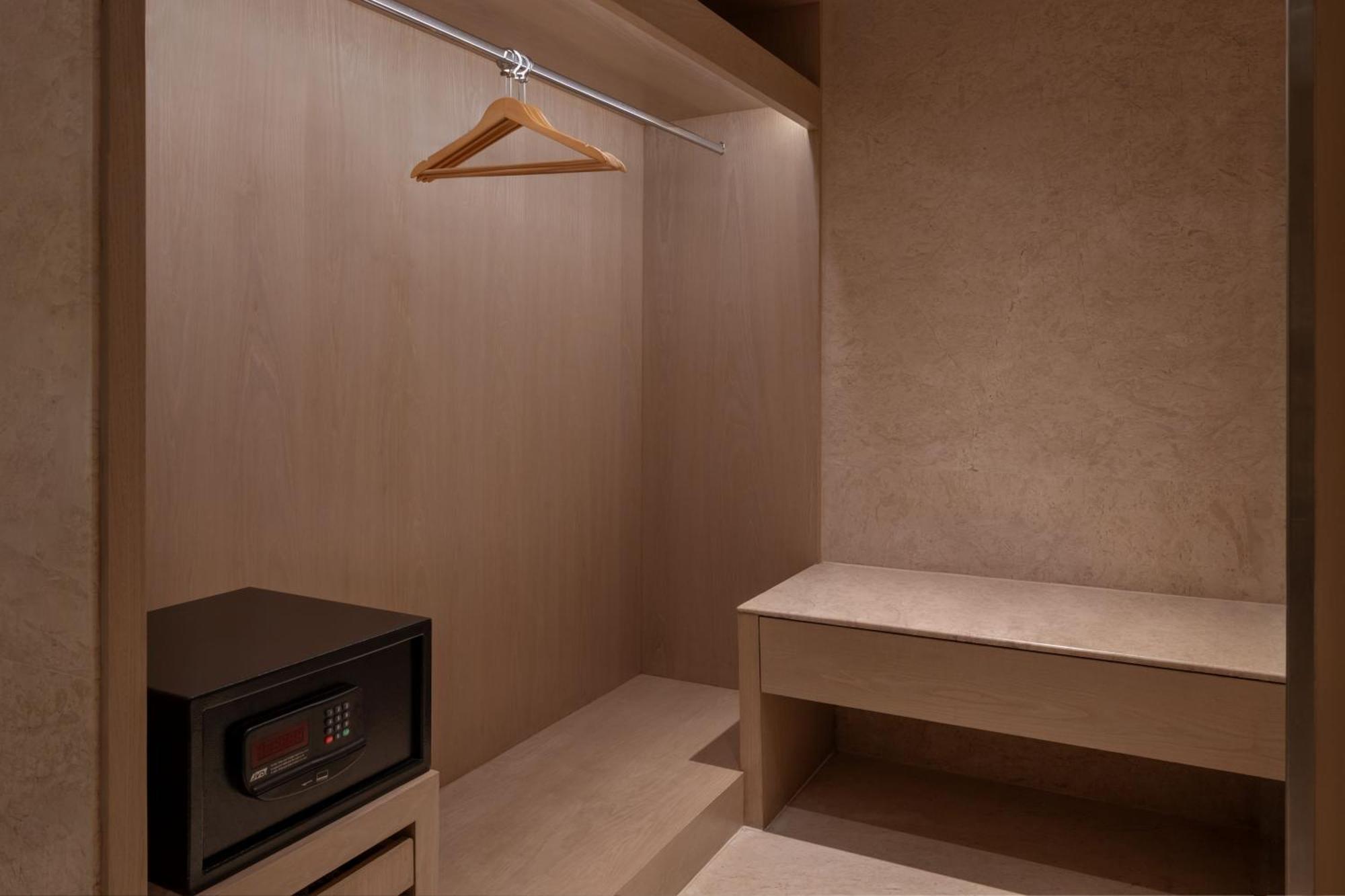 Courtyard Suite Executive Lounge access 1 Bedroom Suite on Spa on Laundry