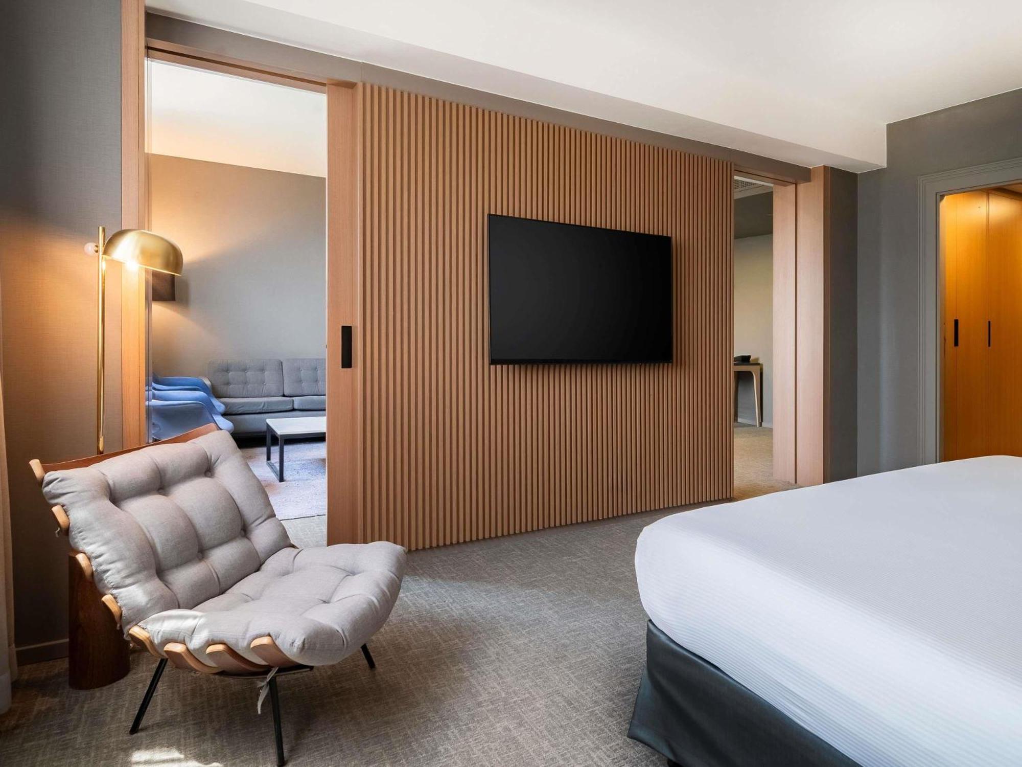 Junior King Suite Executive Lounge access