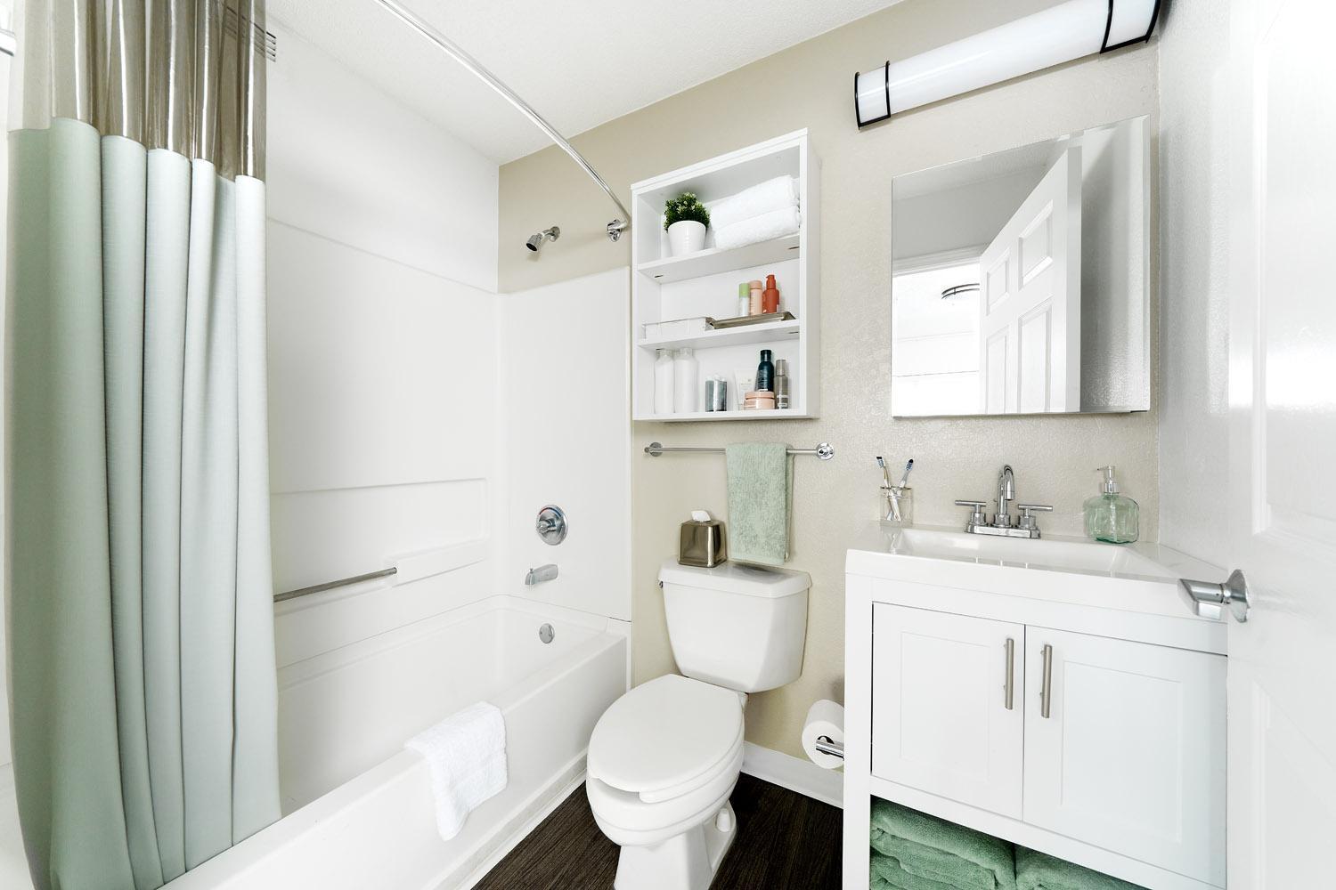 Premium Fully Renovated - 1 King Bed Studio w/ Kitchen