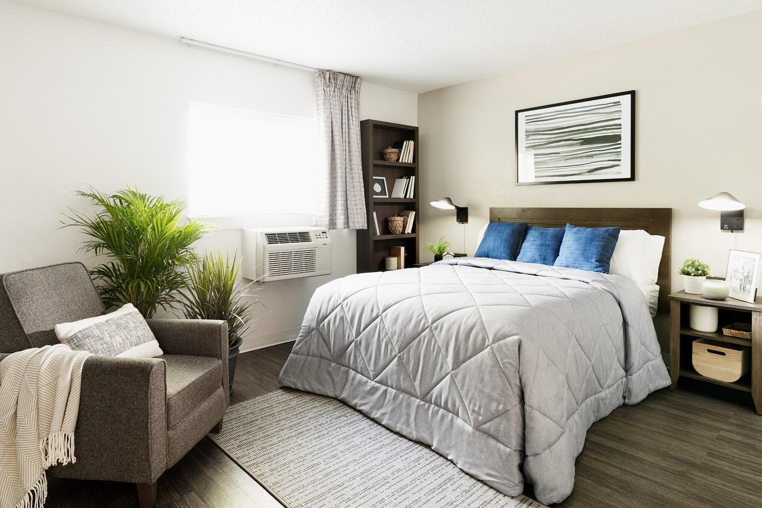 Premium - 1 Queen Bed Accessible Studio w/Roll In Shower