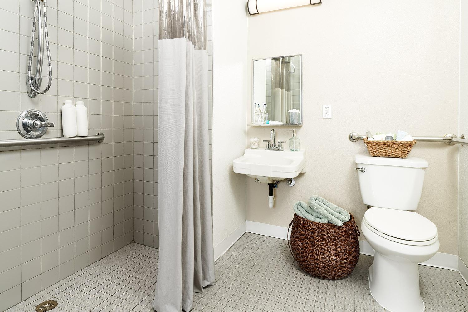 Premium Fully Renovated - 1 Queen Accessible w/Roll In Shower