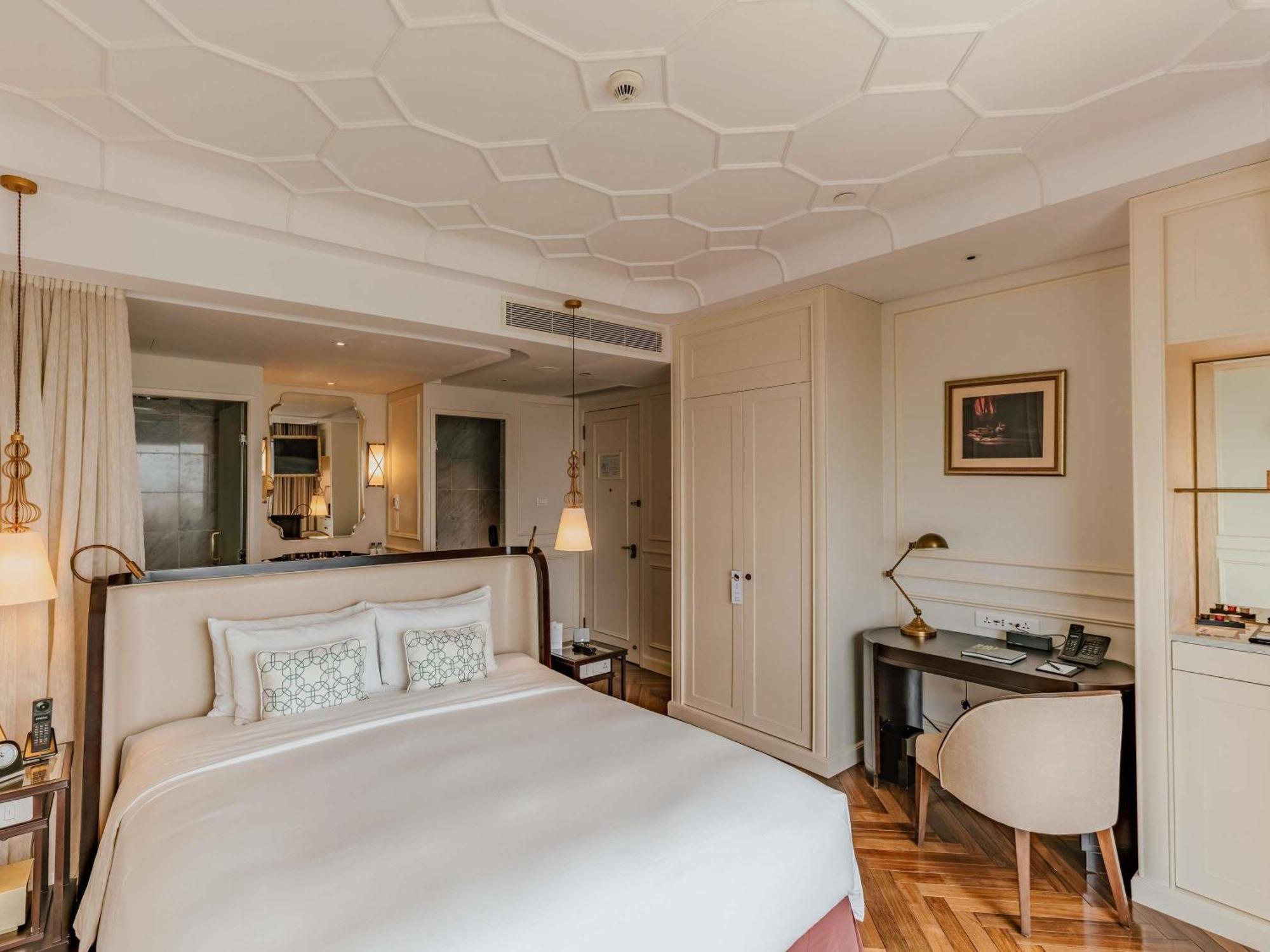 Sky Executive Grand Deluxe Room 1 King Size Bed High Floor Lounge Access