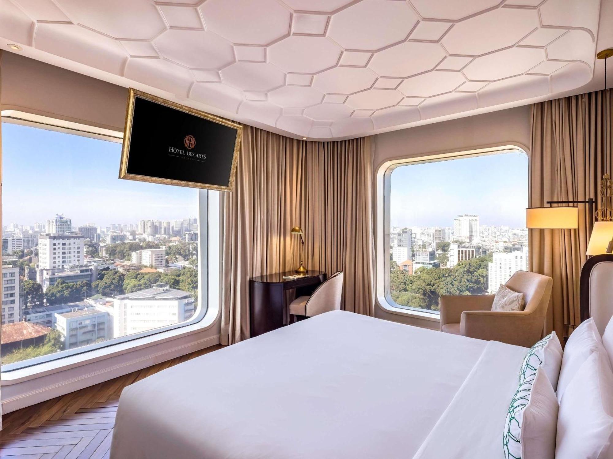 Deluxe Corner Room 1 King Size Bed City View