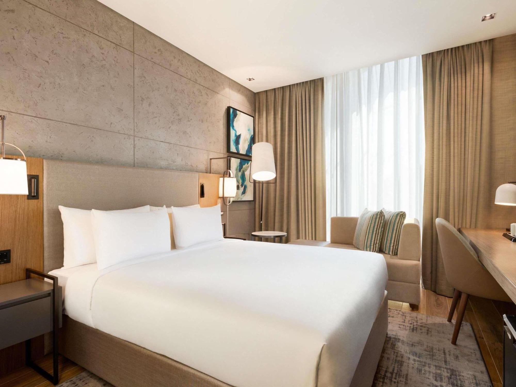 Deluxe Queen Room