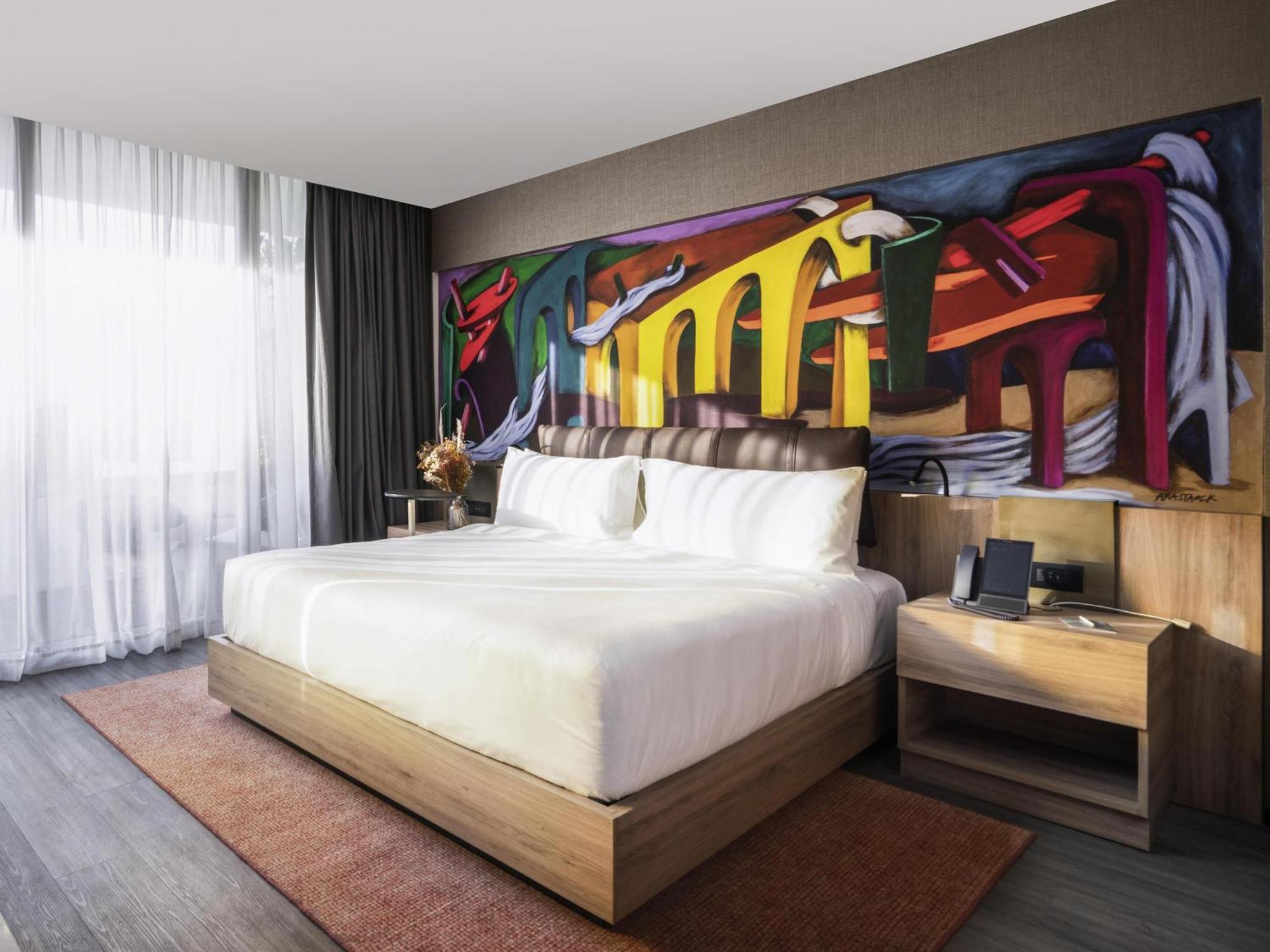 Superior Skyline King Room,1718552665:JPEG