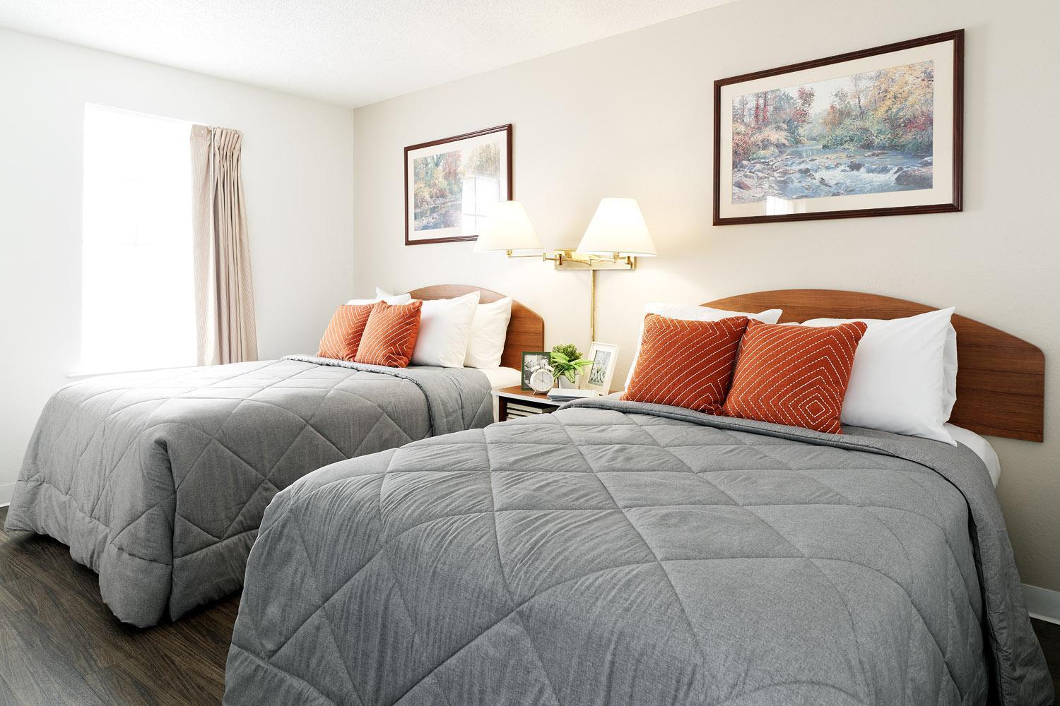 Traditional - 2 Full Bed Studio w/ Kitchen
