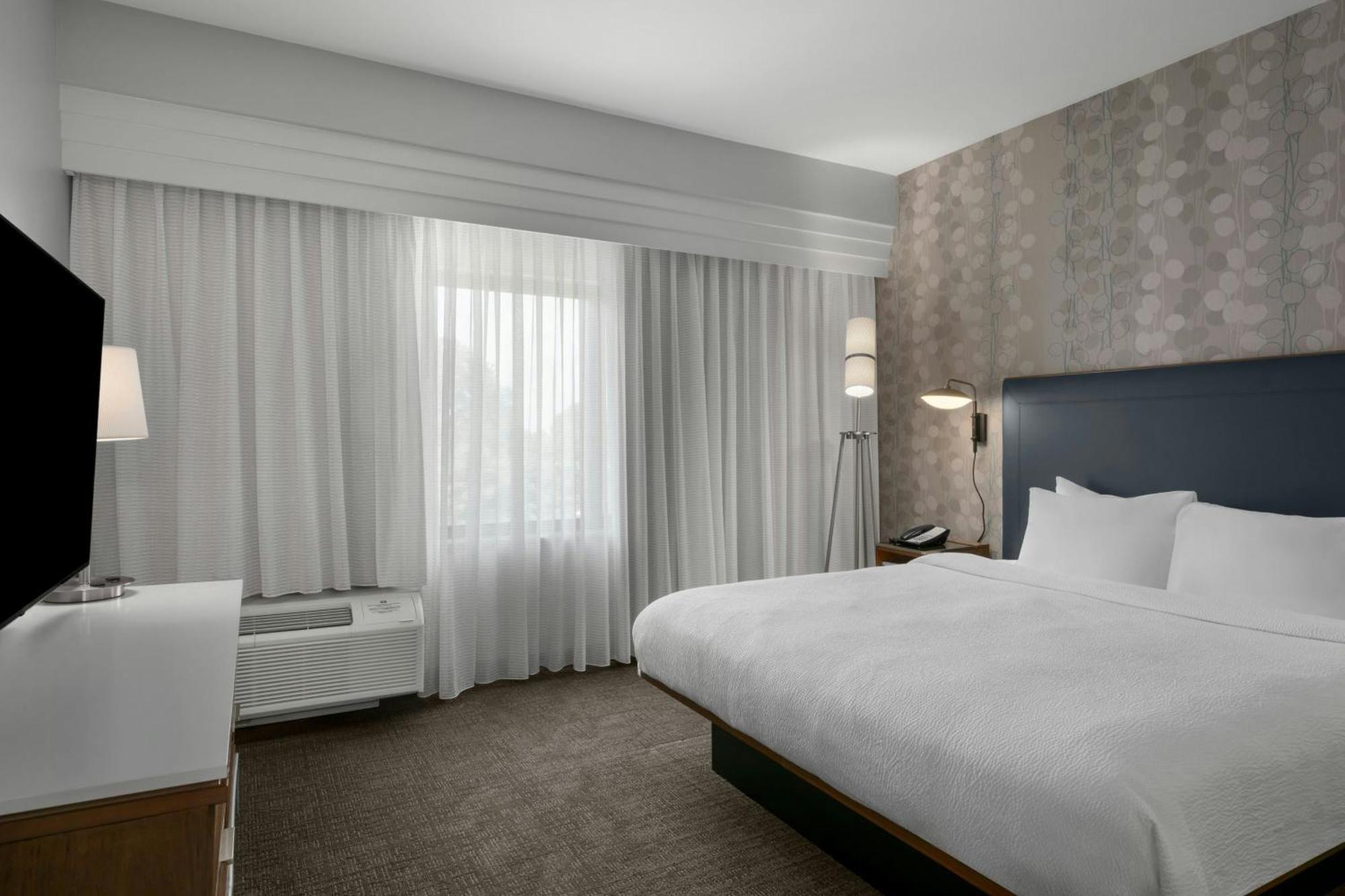 King Room with Sofa Bed and Adapted Tub - Mobility and Hearing Accessible,1722915836:JPEG