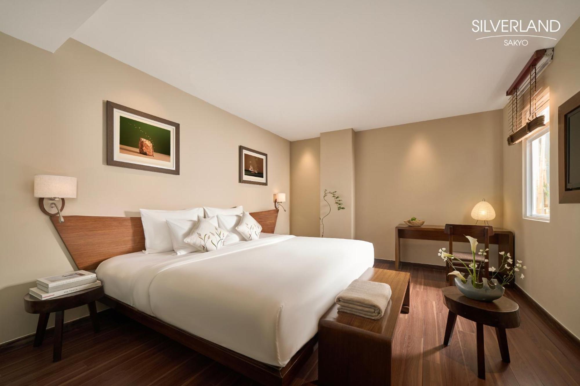 Symphony Deluxe Double or Twin – Corridor View