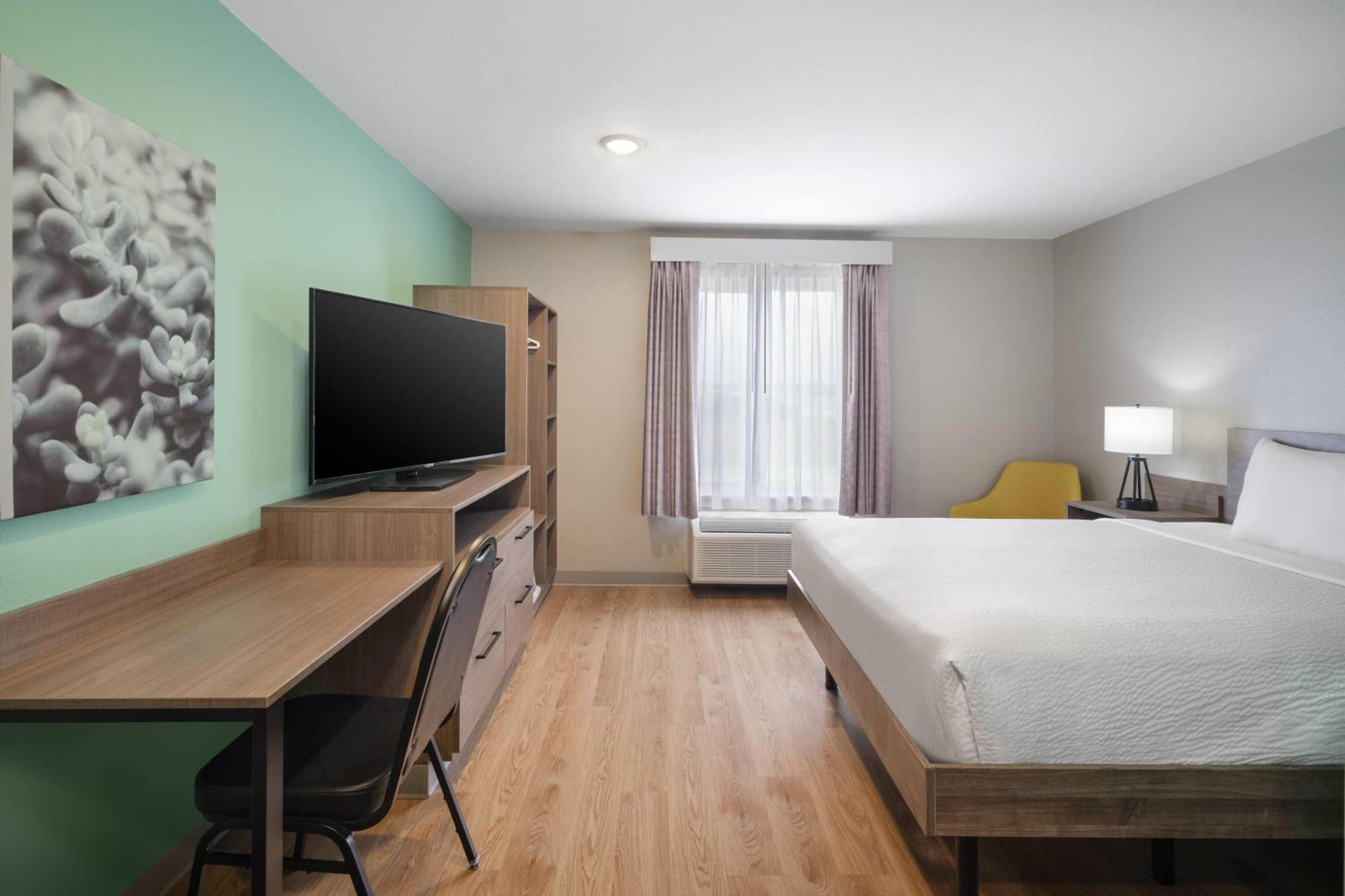 Queen Room with Bathtub with Grab Bars - Mobility Accessible/Non-Smoking