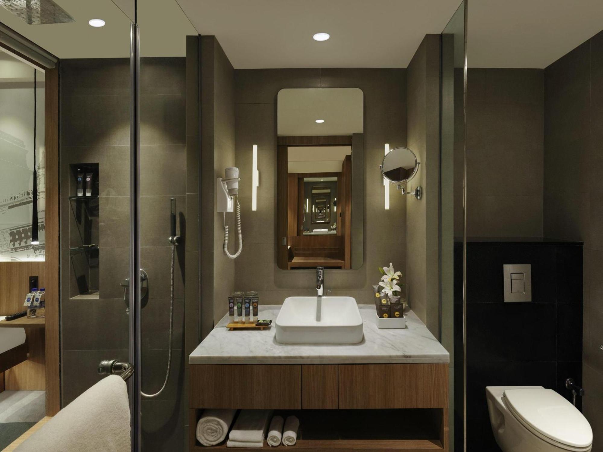 Premier King Bed Ocean View Higher Floor Buffet Complimentary Airport transfers T1&T2 Premier Lounge Cocktail Hrs from 1800 Hrs to 2000 Hrs