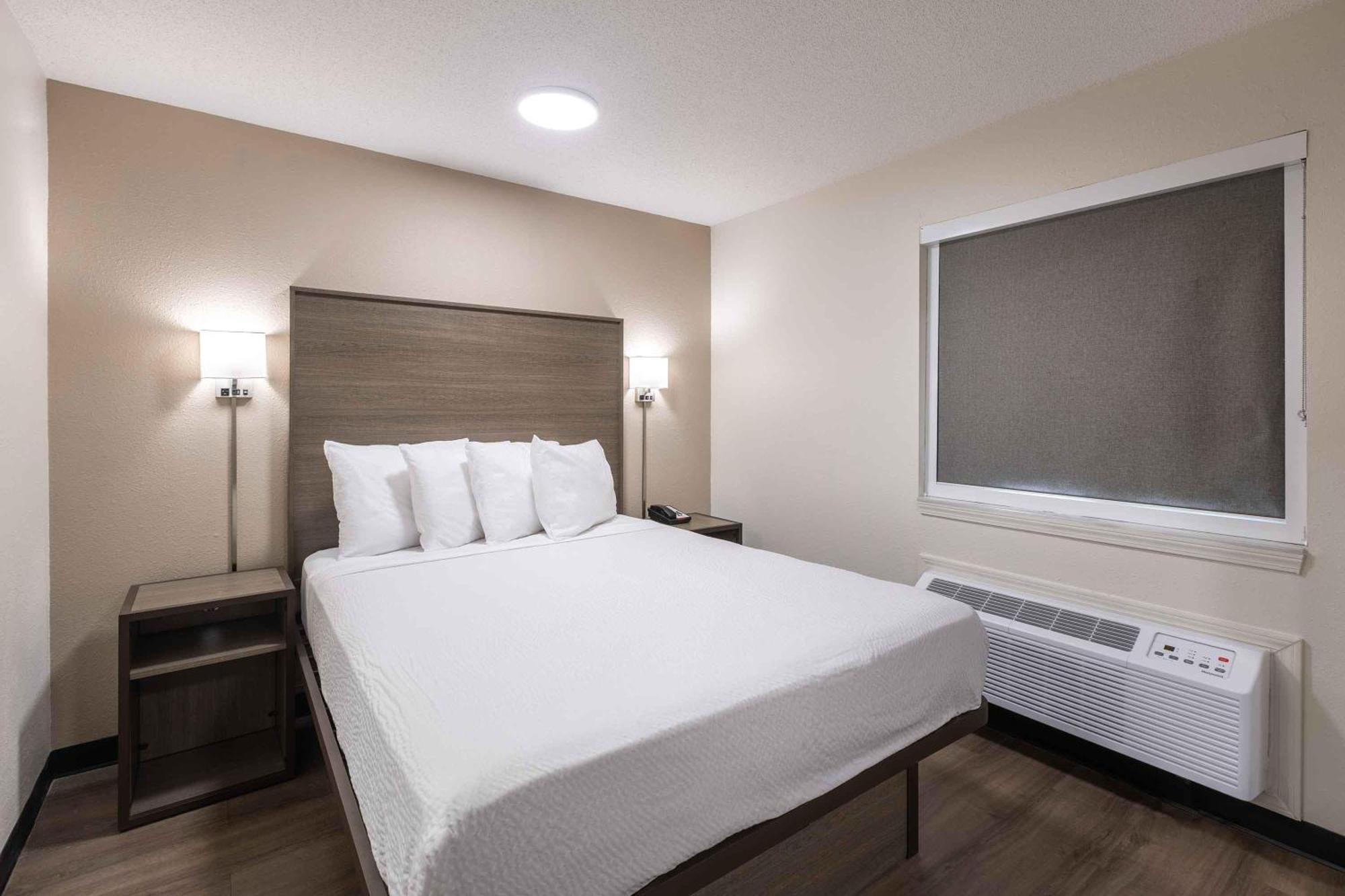 Deluxe Studio 1 Queen Bed Non-Smoking
