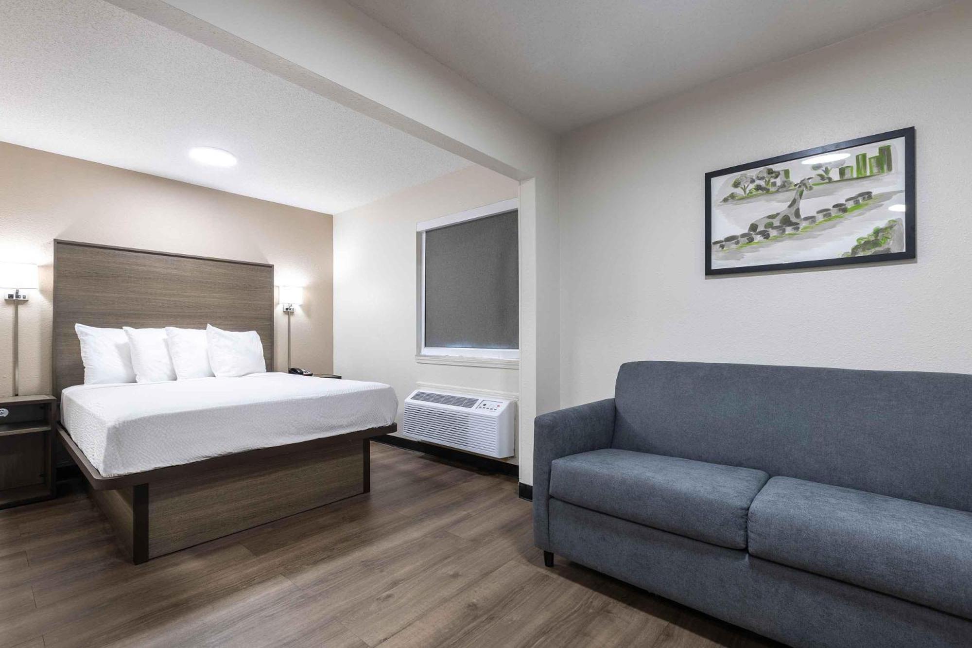 Deluxe Studio 1 Queen Bed Non-Smoking