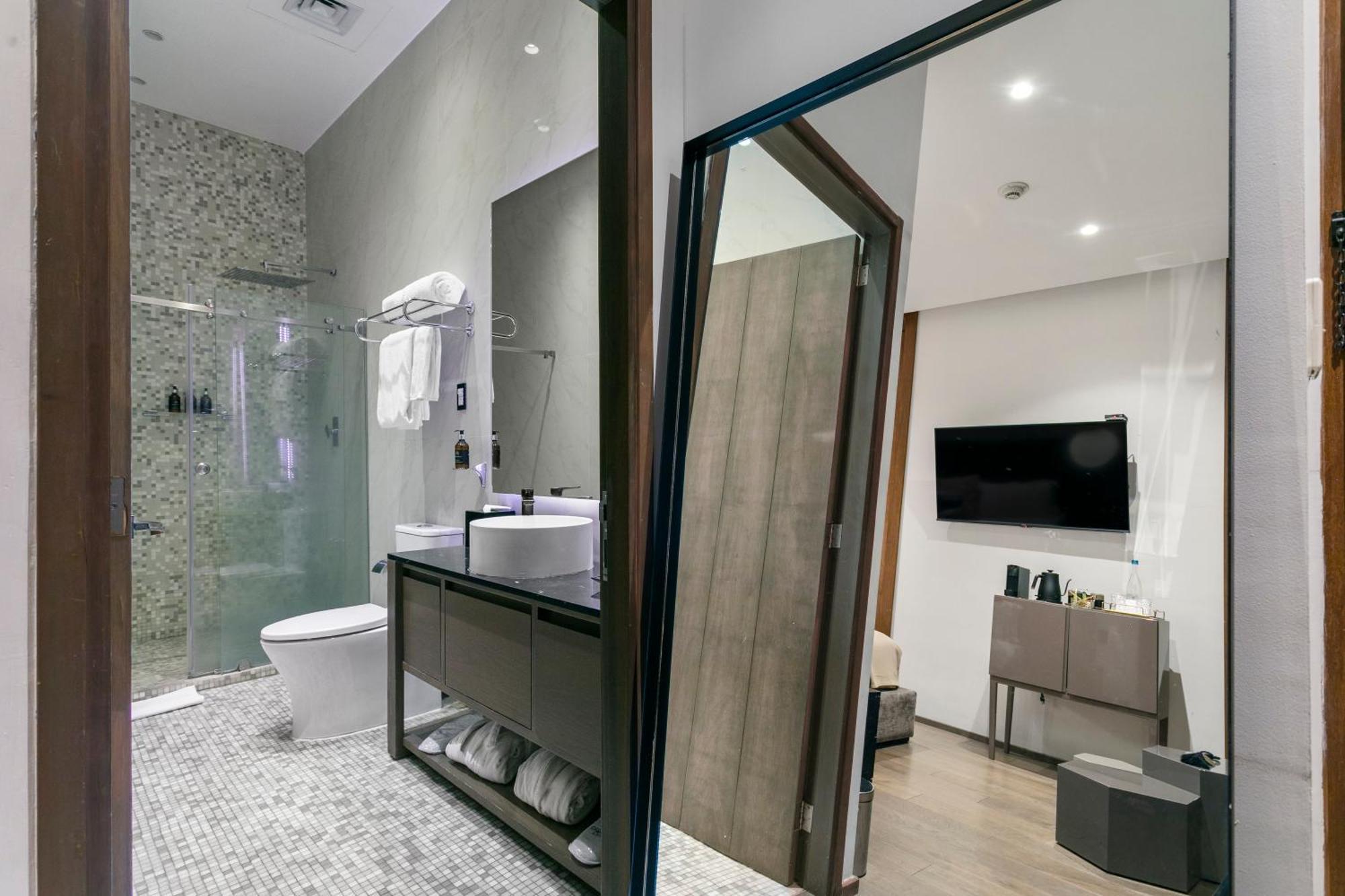 Superior King Suite