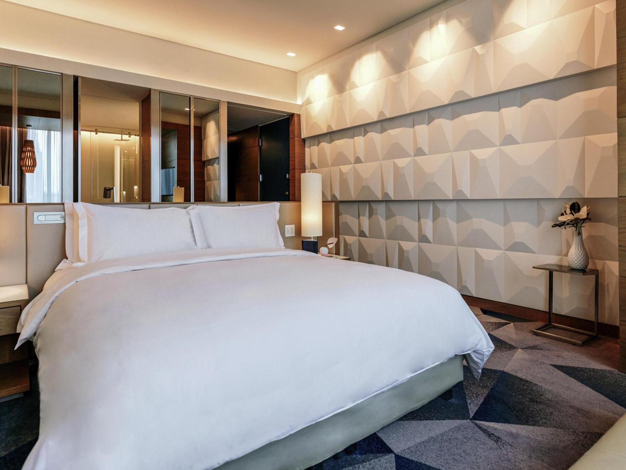 Superior King Room Club Millésime Access Skyline View