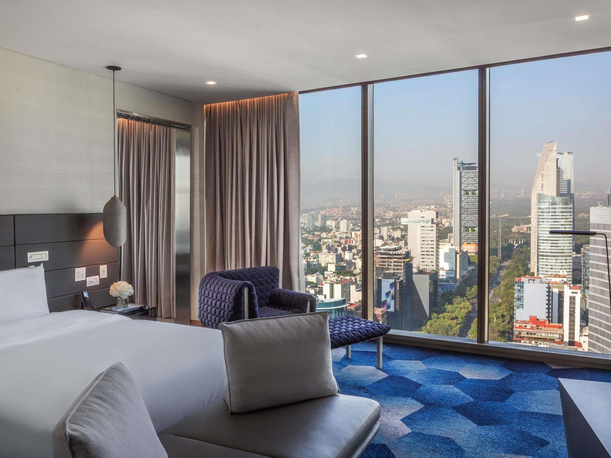 Opera Suite One King Bed View Club Access