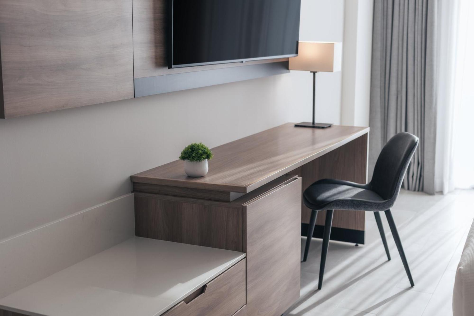 King Room with Roll-In Shower - Disability Access,1740697508:JPEG